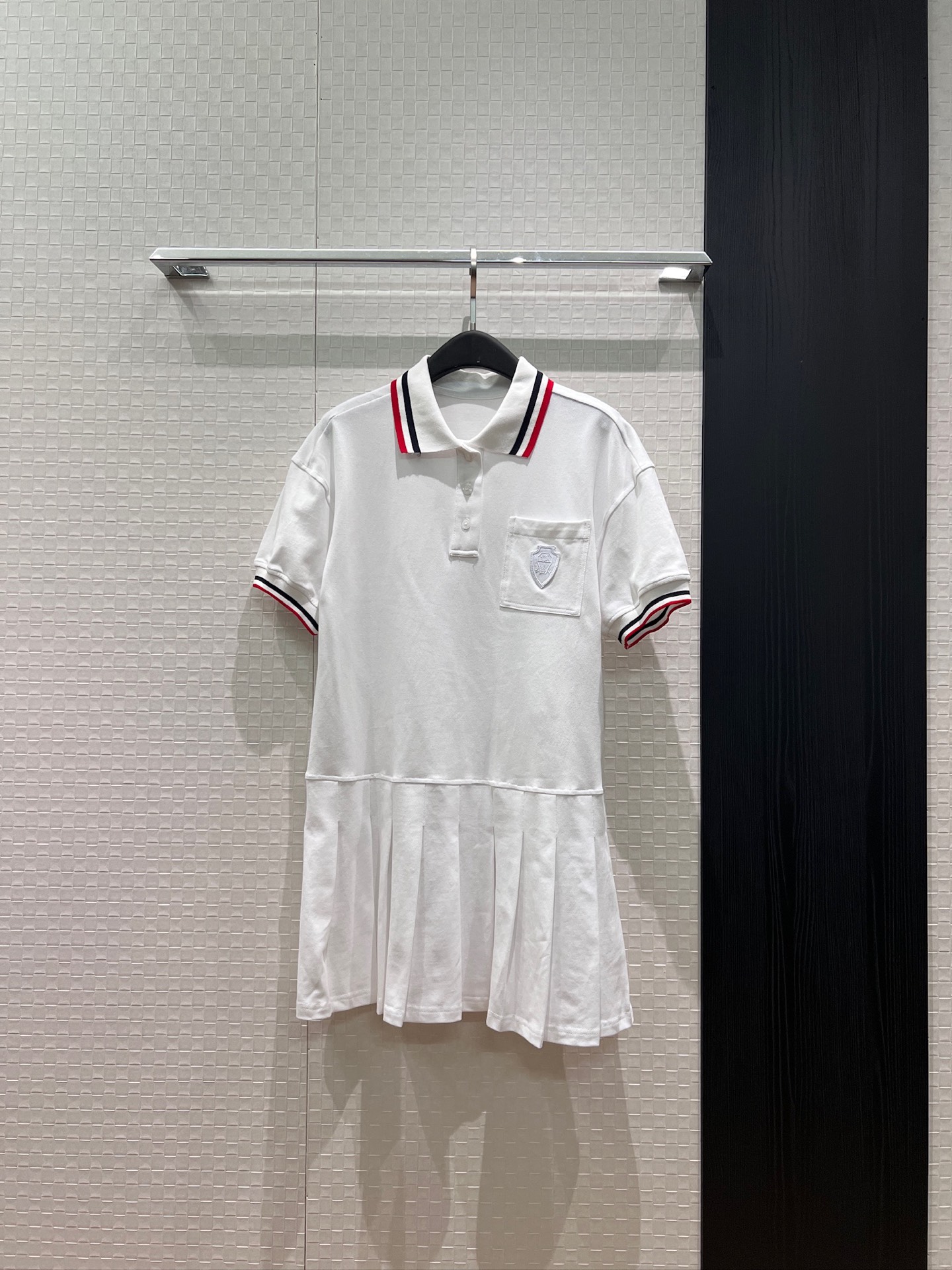 NO:868136,New BC embroidered logo badge pocket decoration, striped polo collar and pleated dress, loose and casual, sports and age-reducing SML,,skirts,19860909新款BC 刺绣logo徽章口袋装饰 条纹polo领拼接百褶连衣裙宽松休闲 运动减龄SML,,skirts,,Women's clothing