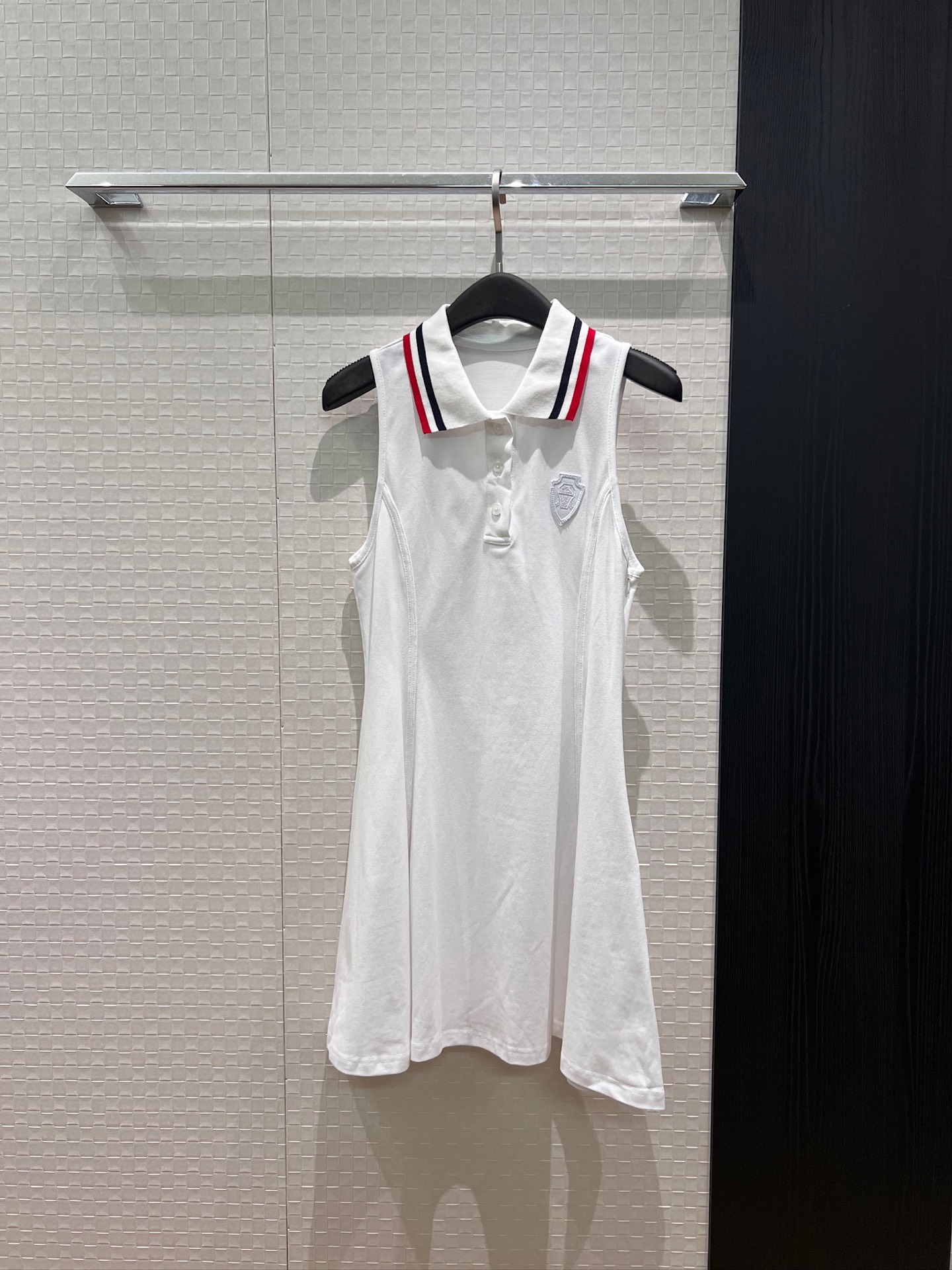 NO:868149,New BC embroidered logo badge decoration, striped polo collar sleeveless vest dress, tennis style, loose and casual, sports and age reduction SML,,skirts,19860909新款BC 刺绣logo徽章装饰 条纹polo领无袖背心连衣裙网球风 宽松休闲 运动减龄SML,,skirts,,Women's clothing