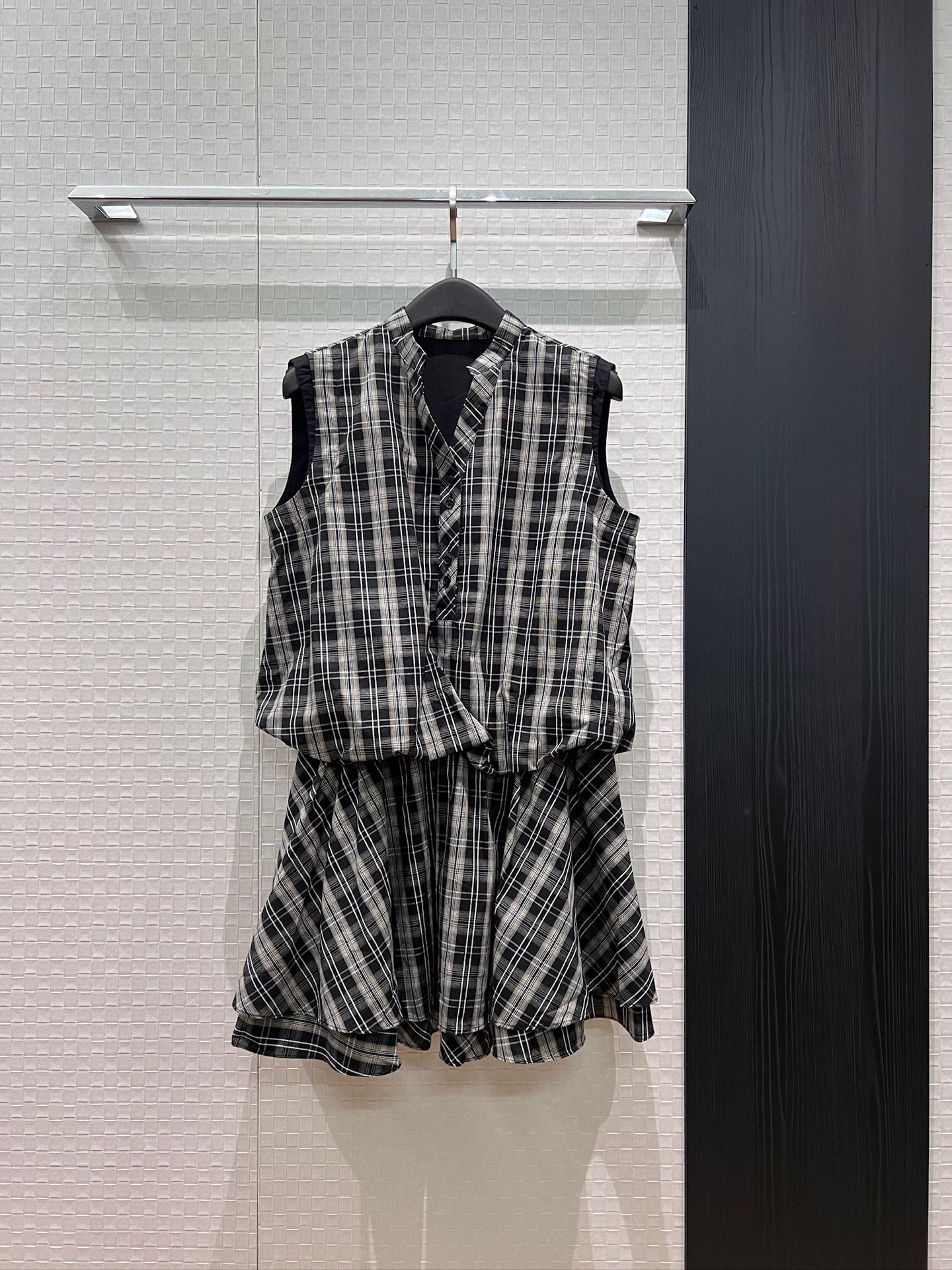 NO:868087,New fake two-piece design plaid sleeveless vest dress, small stand-up collar, V-neck, half placket, elasticated waist, double-layer skirt, vacation and leisure, a must-have for age reduction SML,,skirts,19860909新款假两件设计格纹无袖背心连衣裙 小立领V领半襟开扣松紧收腰 双层裙摆度假休闲 减龄必备 SML,,skirts,,Women's clothing