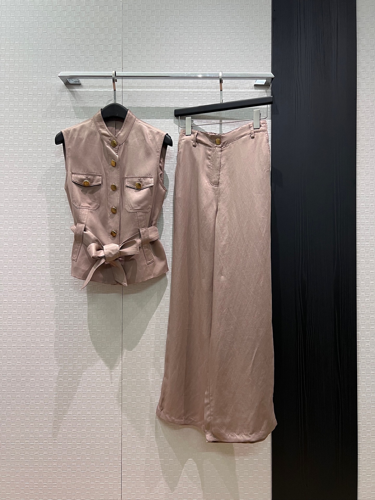 NO:868106,Tops and pants New LP small stand-up collar belted vest tops minimalist wide-leg pants Flap pockets Old money style with elasticated back waistband Casual fashion Handsome and sweet Brown gray SML,,loro piana,19860909上衣 裤子 新款LP小立领系腰带马甲上衣极简阔腿裤 翻盖口袋 老钱风搭配后腰拼接松紧 休闲时尚 帅气甜飒 咖色灰色 SML,,loro piana,,Women's clothing