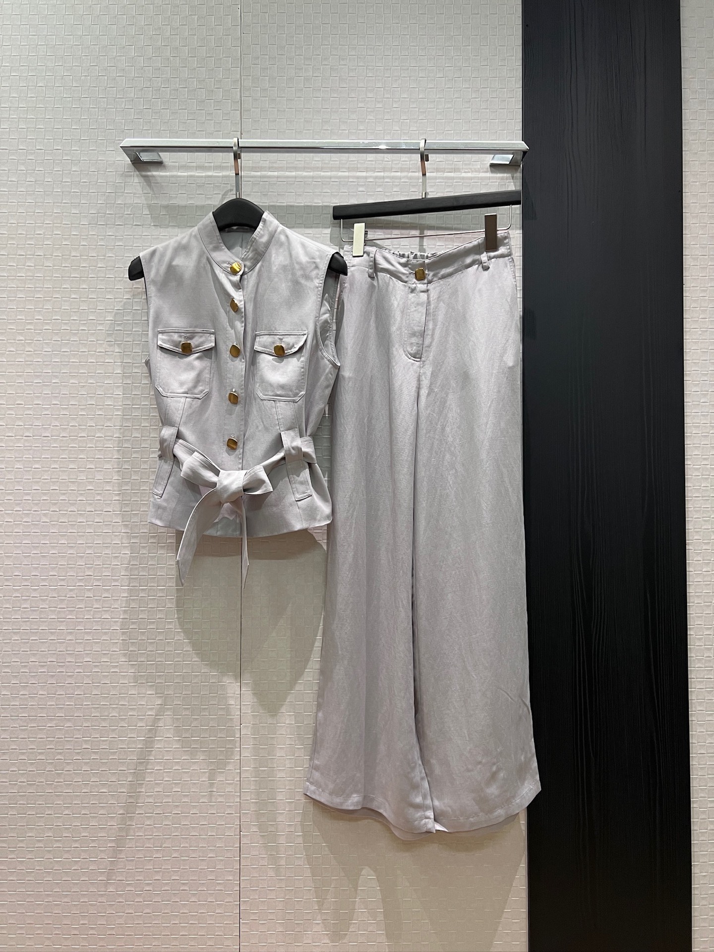 NO:868121,Tops and pants New LP small stand-up collar belted vest tops minimalist wide-leg pants Flap pockets Old money style with elasticated back waistband Casual fashion Handsome and sweet Brown gray SML,,loro piana,19860909上衣 裤子 新款LP小立领系腰带马甲上衣极简阔腿裤 翻盖口袋 老钱风搭配后腰拼接松紧 休闲时尚 帅气甜飒 咖色灰色 SML,,loro piana,,Women's clothing