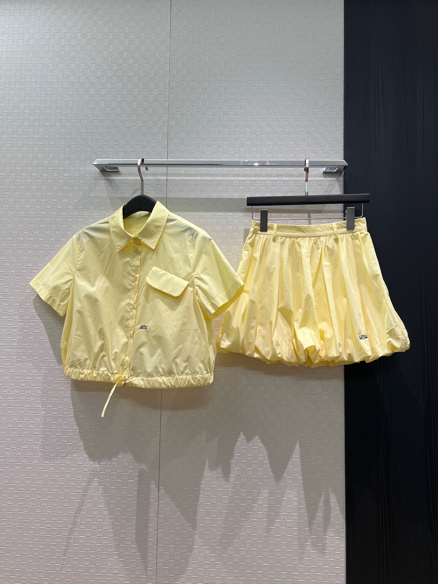NO:868139,New Loewe refreshing suit, adjustable hem elastic tie, embroidered logo short-sleeved shirt, bud hem skirt, shorts lining design, chest diagonal pocket, college style, casual and age-reducing, versatile, yellow and white SML,,loewe,skirts,shorts,T-shirt,19860909新款来袭loewe清爽套装 下摆松紧系带可调设计 刺绣logo短袖衬衣花苞下摆半裙 短裤内衬设计 胸前斜口袋 学院风休闲减龄百搭 黄色白色 SML,,loewe,skirts,shorts,T-shirt,,Women's clothing