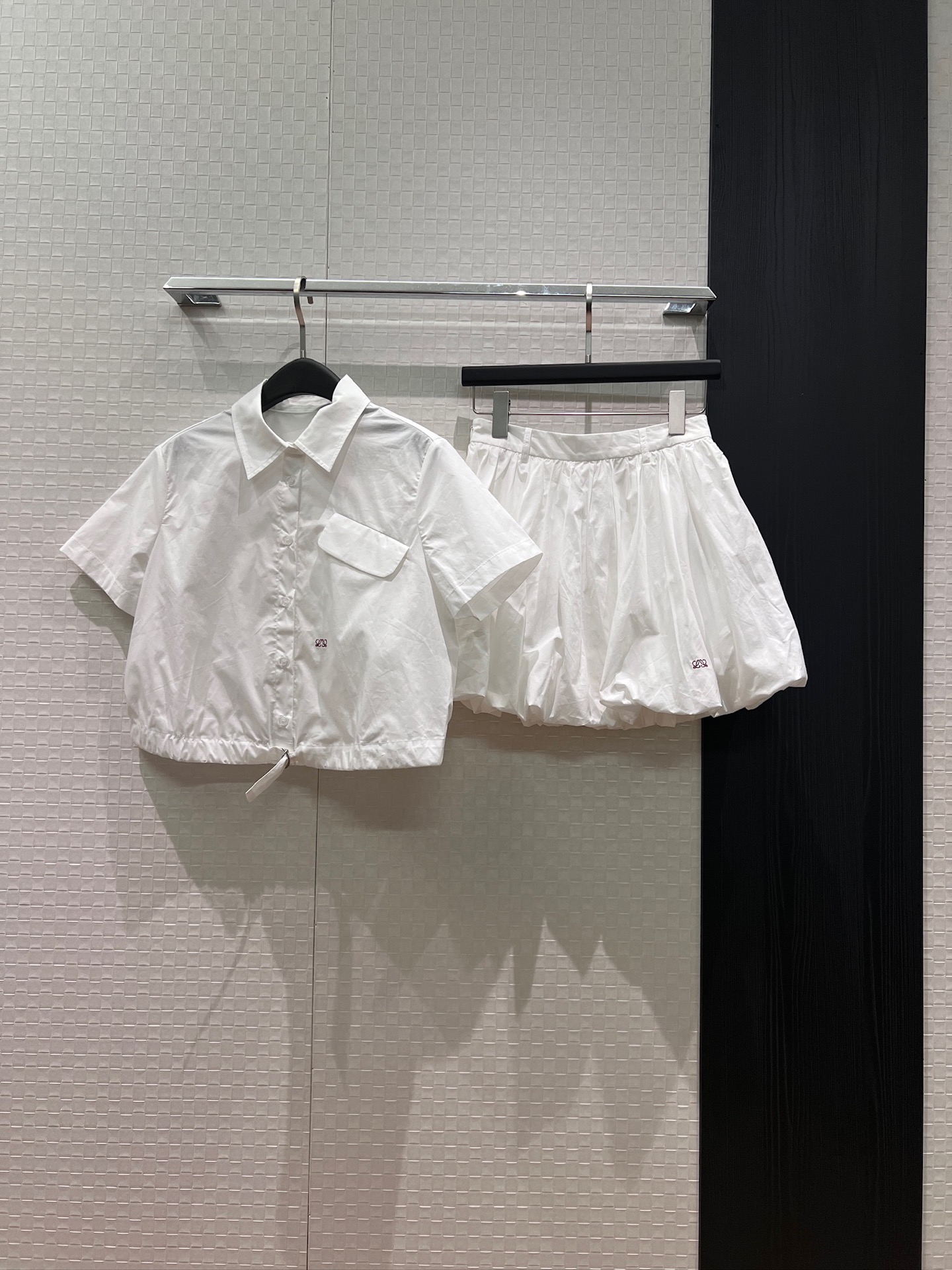 NO:868154,New Loewe refreshing suit, adjustable hem elastic tie, embroidered logo short-sleeved shirt, bud hem skirt, shorts lining design, chest diagonal pocket, college style, casual and age-reducing, versatile, yellow and white SML,,loewe,skirts,shorts,T-shirt,19860909新款来袭loewe清爽套装 下摆松紧系带可调设计 刺绣logo短袖衬衣花苞下摆半裙 短裤内衬设计 胸前斜口袋 学院风休闲减龄百搭 黄色白色 SML,,loewe,skirts,shorts,T-shirt,,Women's clothing