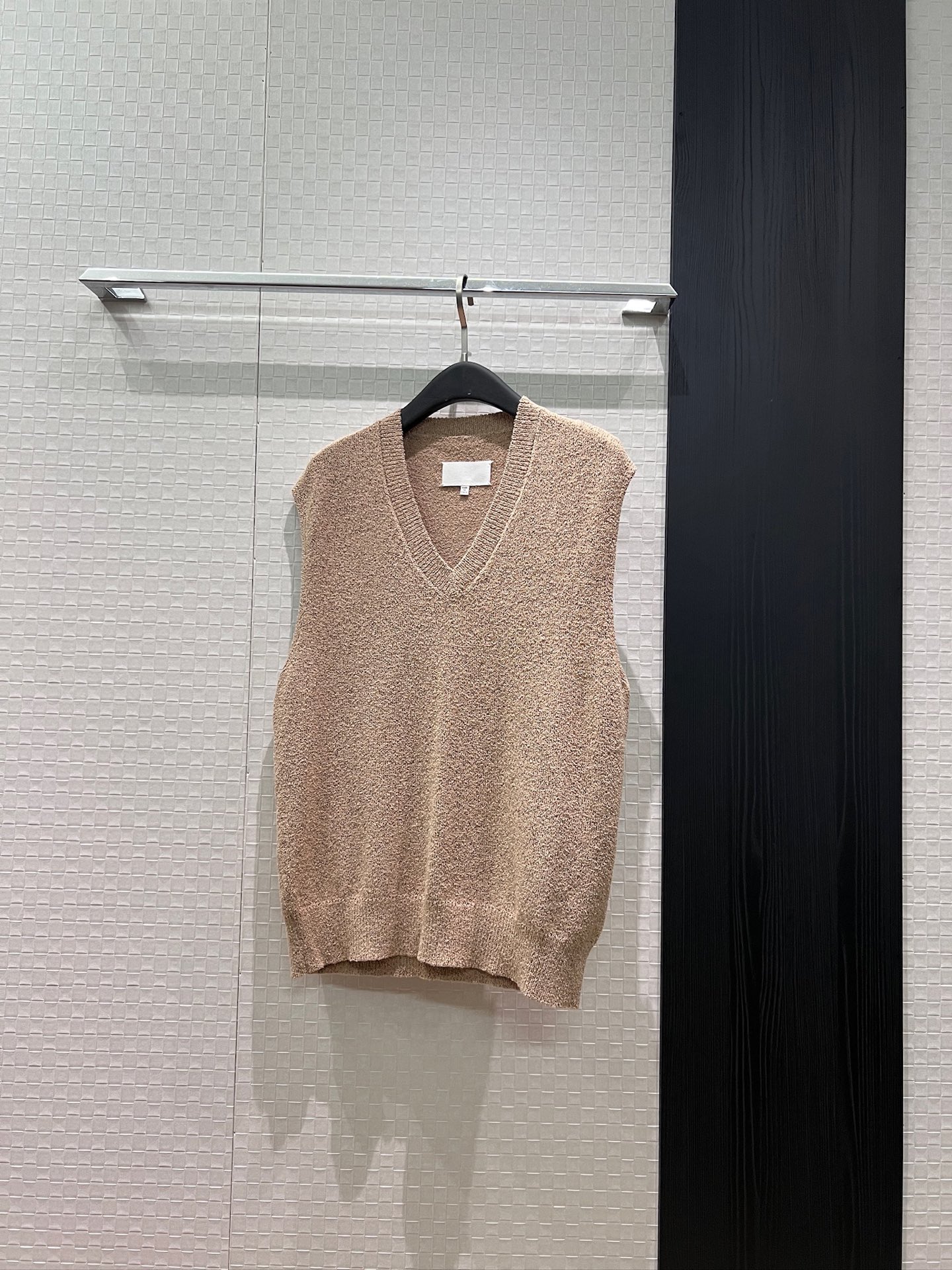 NO:869264,New Margiela MM6 minimalist style V-neck knitted raw yarn vest, loose and casual, simple and versatile, dark blue oatmeal color SML,, masion margiela, masion margiela,19860909新款马吉拉MM6 极简风V领针织原纱马甲宽松休闲 简约百搭深蓝燕麦色 SML,,masion margiela,masion margiela,,Women's clothing
