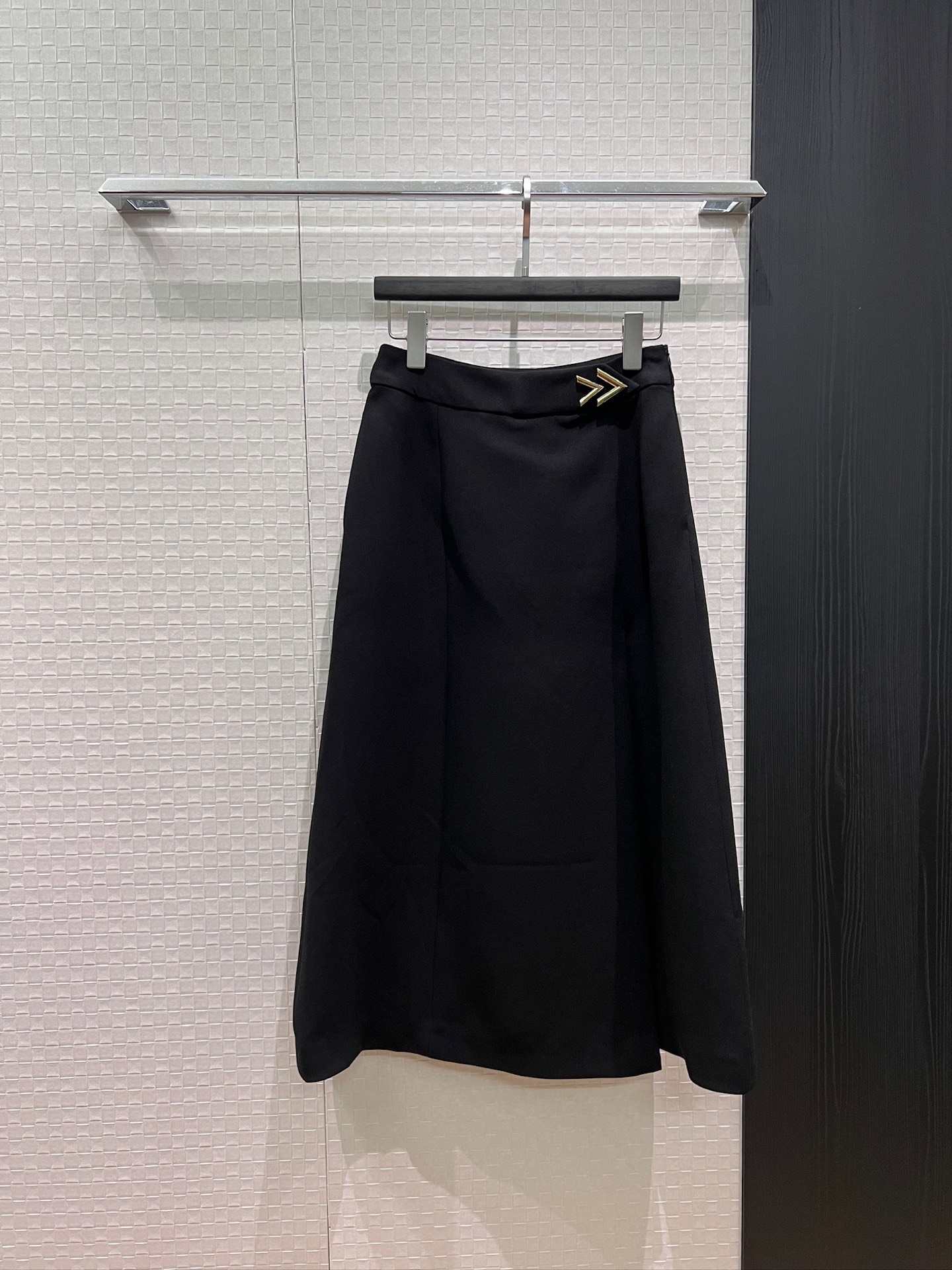 NO:869275,New long skirt with asymmetrical slit design. Metal>>Waist decoration. Pockets on both sides. French minimalism. Fashionable and slim. Versatile for age. Black and white. S-XL,,skirts,19860909新款不对称开叉设计长款半裙 金属>>腰部装饰 两侧有口袋法式极简 时尚修身 减龄百搭黑色白色 S-XL,,skirts,,Women's clothing