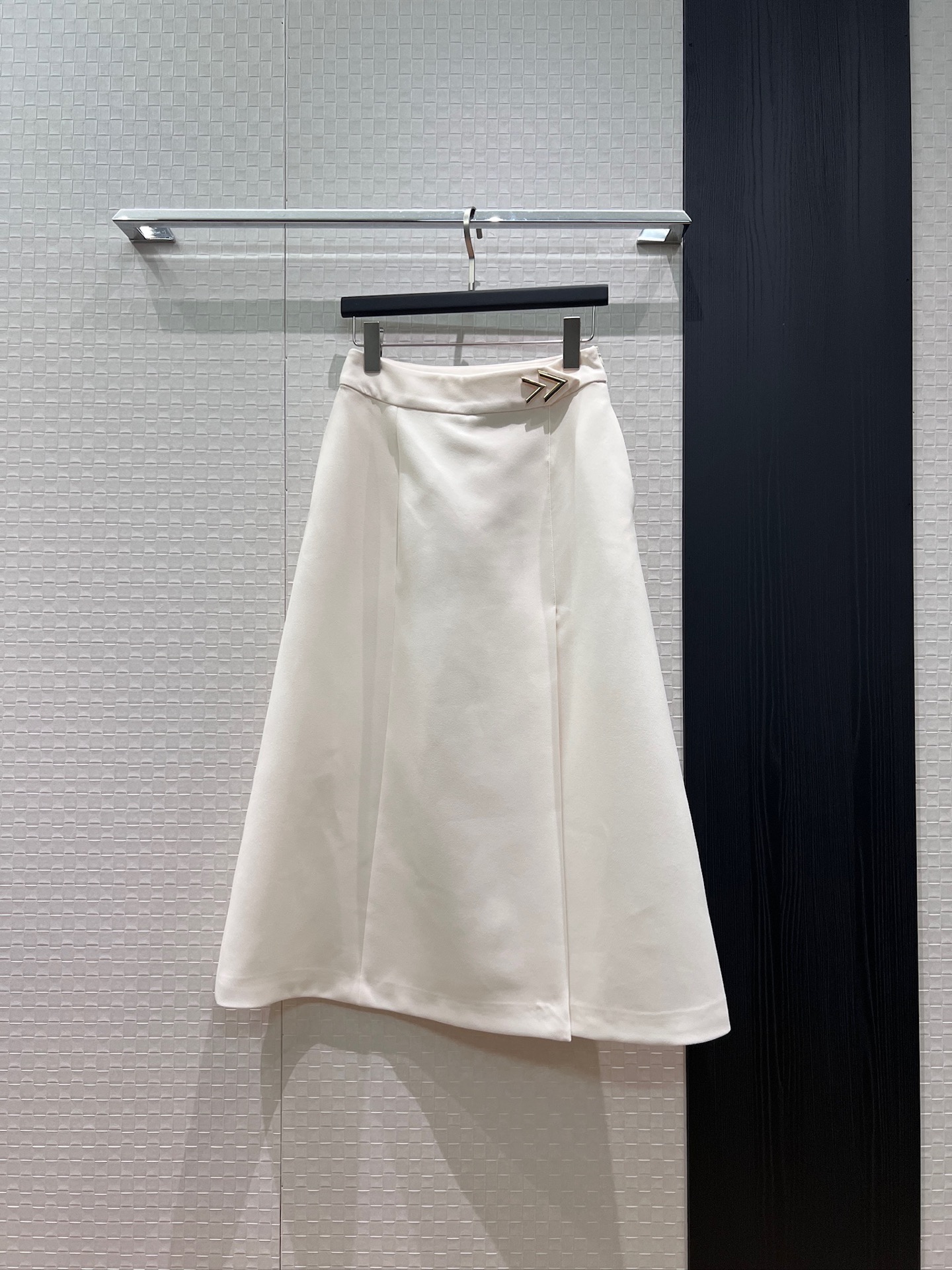 NO:869287,New long skirt with asymmetrical slit design. Metal>>Waist decoration. Pockets on both sides. French minimalism. Fashionable and slim. Versatile for age. Black and white. S-XL,,skirts,19860909新款不对称开叉设计长款半裙 金属>>腰部装饰 两侧有口袋法式极简 时尚修身 减龄百搭黑色白色 S-XL,,skirts,,Women's clothing