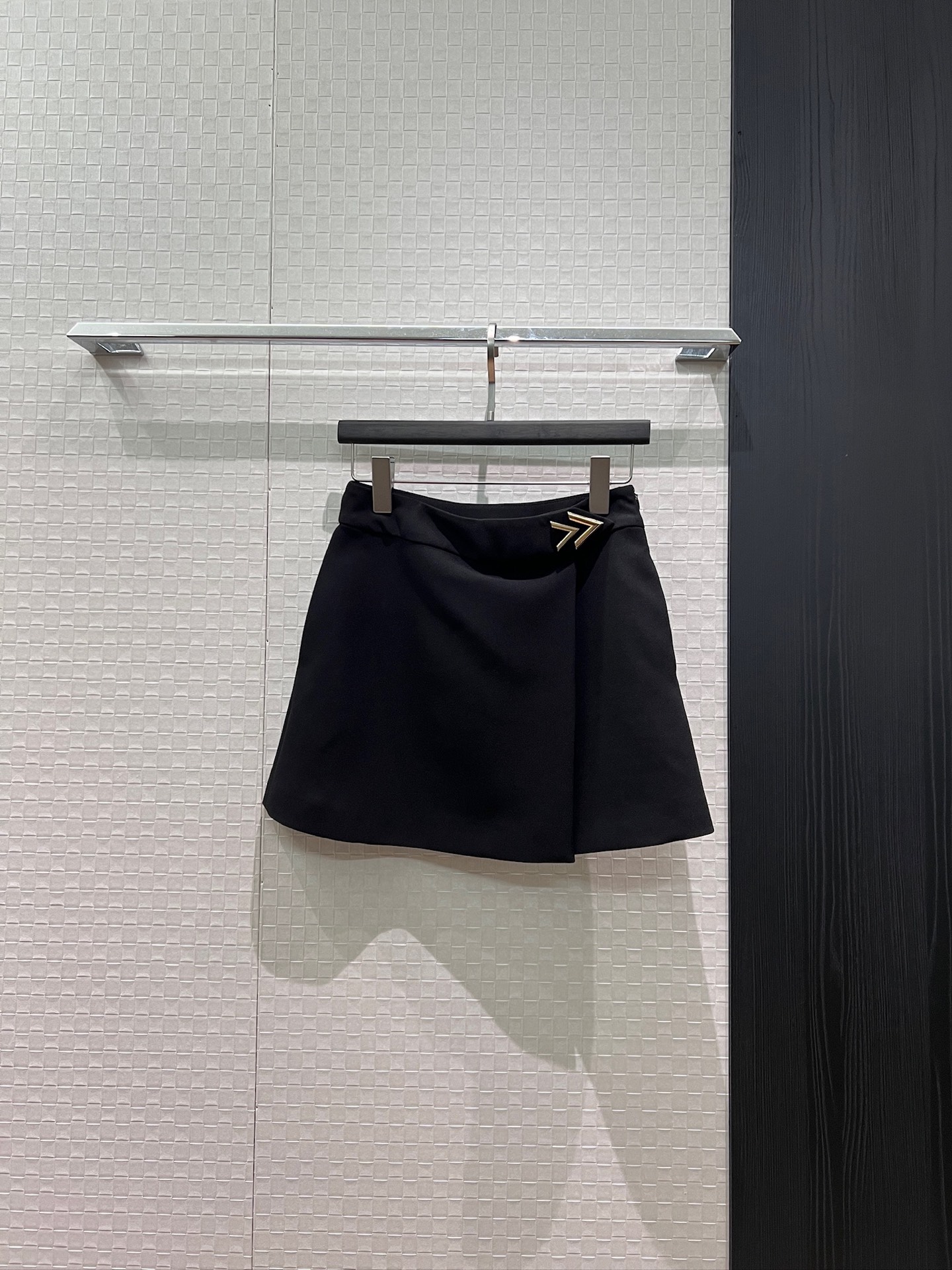 NO:869301,New asymmetrical slit design short skirt, metal >> waist decoration, pockets on both sides, French minimalist style, fashionable and slim, versatile for age reduction, black and white, S-XL,,skirts,19860909新款不对称开叉设计短裙半裙 金属>>腰部装饰 两侧有口袋法式极简 时尚修身 减龄百搭黑色白色 S-XL,,skirts,,Women's clothing