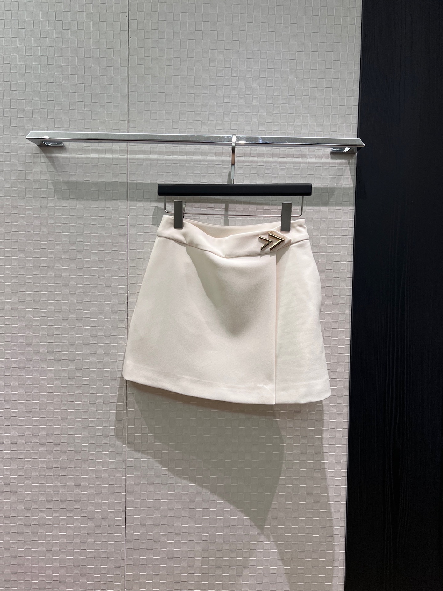 NO:869311,New asymmetrical slit design short skirt, metal >> waist decoration, pockets on both sides, French minimalist style, fashionable and slim, versatile for age reduction, black and white, S-XL,,skirts,19860909新款不对称开叉设计短裙半裙 金属>>腰部装饰 两侧有口袋法式极简 时尚修身 减龄百搭黑色白色 S-XL,,skirts,,Women's clothing