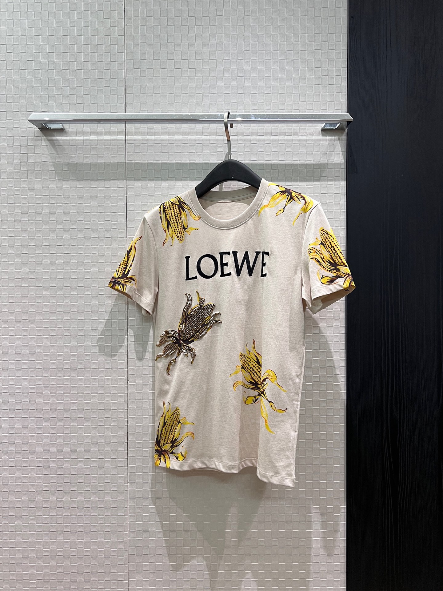 NO:869363,New super heavy-duty embroidered logo beading decorated T-shirt, exquisite and fashionable, versatile SML,,tees,t-shirt,19860909新款超重工刺绣logo钉珠装饰T恤 精致打造时尚百搭 SML,,tees，t-shirt,,Women's clothing