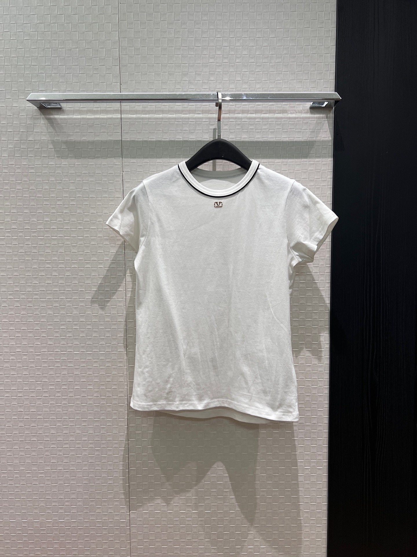 NO:869325,New minimalist white T-shirt with small logo decoration on the neckline. Simple and casual. Must-have for age reduction. SML, tees, t-shirt,19860909新款领口小logo装饰极简小白T恤 简单休闲 减龄必备SML,,tees，t-shirt,,Women's clothing