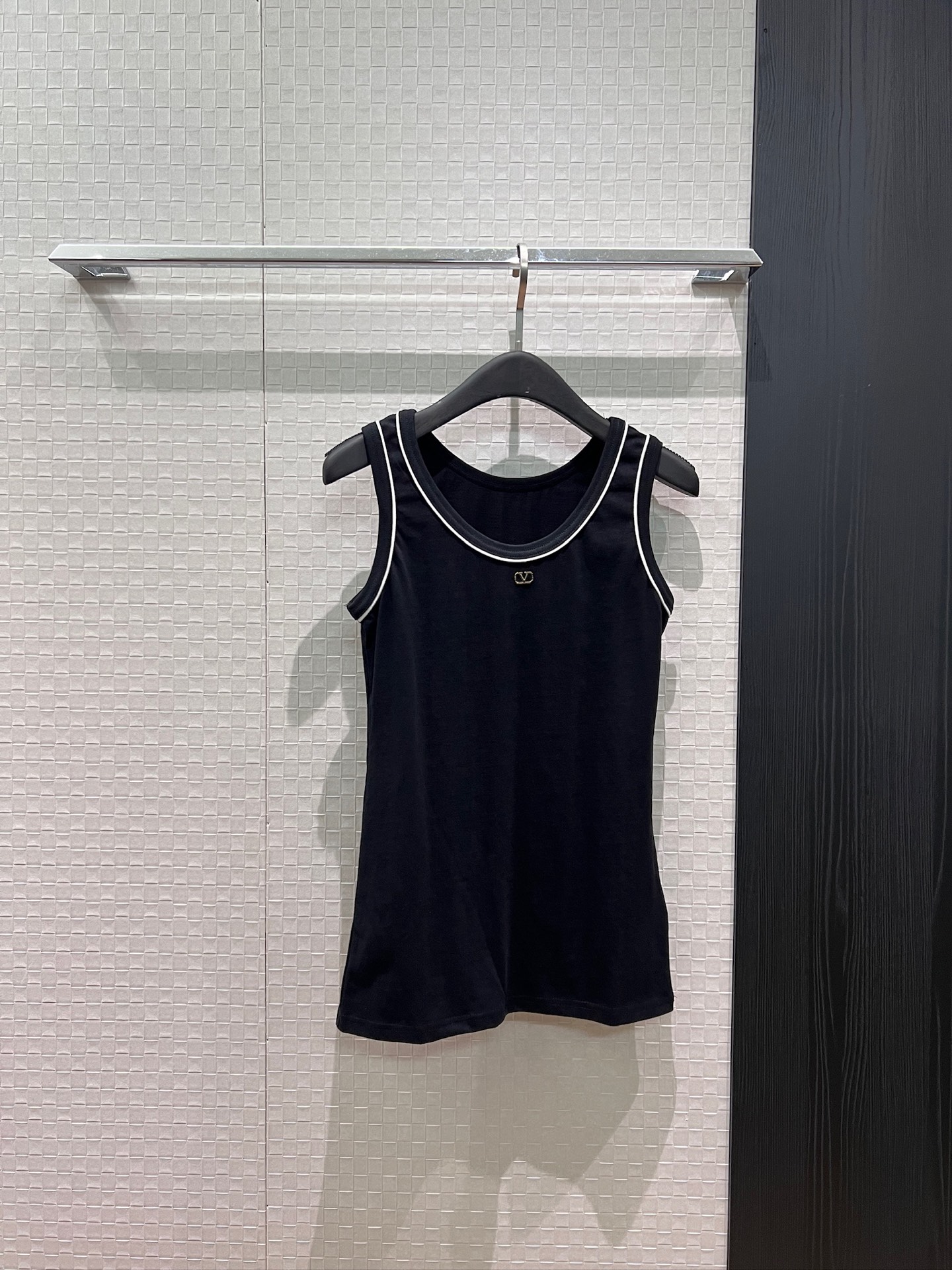 NO:869341,New minimalist vest top with small logo on the neckline, simple and casual, a must-have for age reduction SML,,19860909新款领口小logo装饰极简背心上衣 简单休闲 减龄必备SML,,,Women's clothing