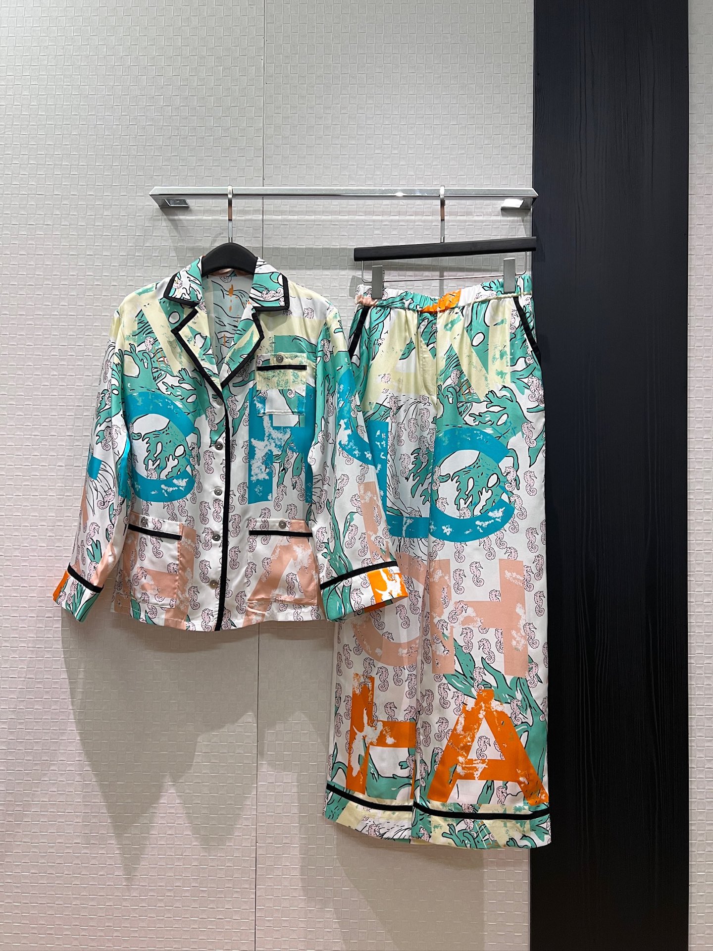 NO:869327,Shirts and pants, the same style as Qu Ying's star, island vacation style, heavy 18mm twill silk print, suit collar shirt, pajama style design, lazy and casual, fashionable and versatile, can be matched with the same style of wide-leg pants, dark blue and light blue, S-XL,, business suit, real silk,19860909衬衣 裤子 新款瞿颖明星同款 海岛度假风 重磅18姆米斜纹真丝印花 西装领衬衣睡衣风设计 慵懒休闲 时尚百搭 可搭同款阔腿裤深蓝浅蓝 S-XL,,business suit,real silk,,Women's clothing