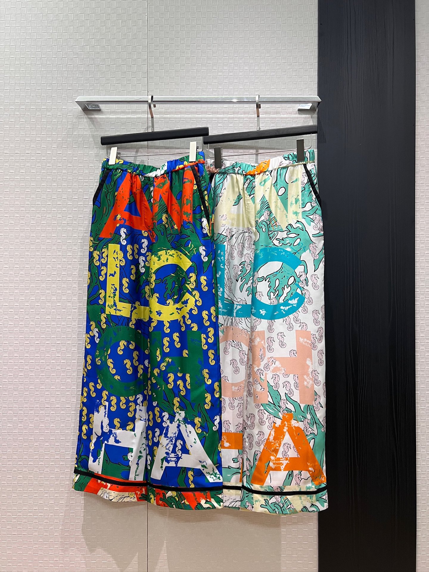 NO:869343,Shirts and pants, the same style as Qu Ying's star, island vacation style, heavy 18mm twill silk print, suit collar shirt, pajama style design, lazy and casual, fashionable and versatile, can be matched with the same style of wide-leg pants, dark blue and light blue, S-XL,, business suit, real silk,19860909衬衣 裤子 新款瞿颖明星同款 海岛度假风 重磅18姆米斜纹真丝印花 西装领衬衣睡衣风设计 慵懒休闲 时尚百搭 可搭同款阔腿裤深蓝浅蓝 S-XL,,business suit,real silk,,Women's clothing