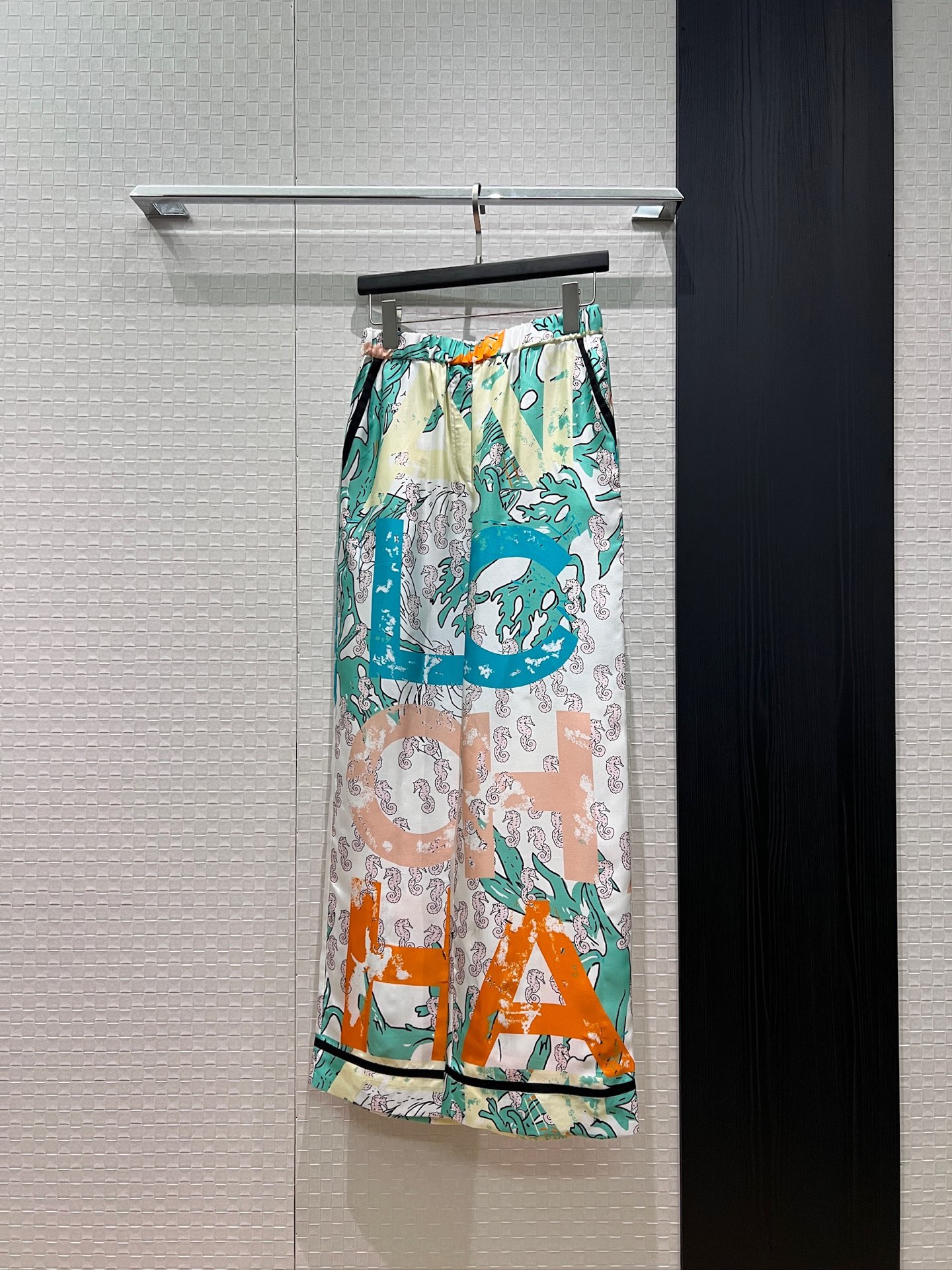 NO:869365,Shirts and pants, the same style as Qu Ying's star, island vacation style, heavy 18mm twill silk print, suit collar shirt, pajama style design, lazy and casual, fashionable and versatile, can be matched with the same style of wide-leg pants, dark blue and light blue, S-XL,, business suit, real silk,19860909衬衣 裤子 新款瞿颖明星同款 海岛度假风 重磅18姆米斜纹真丝印花 西装领衬衣睡衣风设计 慵懒休闲 时尚百搭 可搭同款阔腿裤深蓝浅蓝 S-XL,,business suit,real silk,,Women's clothing