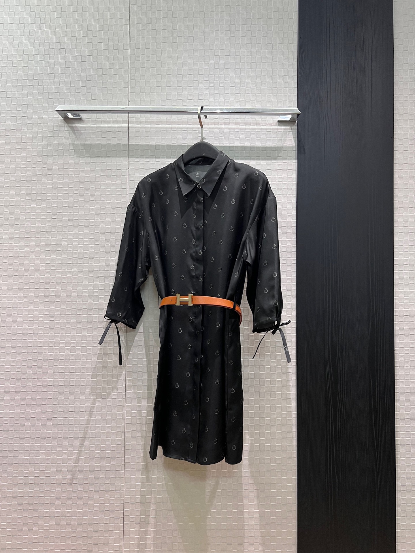 NO:869385,New simple printed black heavyweight silk twill long-sleeved dress with H belt, cuff tie bow decoration, slim fit, fashionable and versatile for commuting, a must-have for age reduction S-XL,,skirts,real silk,19860909新款简约印花黑色重磅真丝斜纹长袖连衣裙配送H腰带 袖口系带蝴蝶结装饰 修身显瘦 时尚通勤气质百搭 减龄必备 S-XL,,skirts,real silk,,Women's clothing