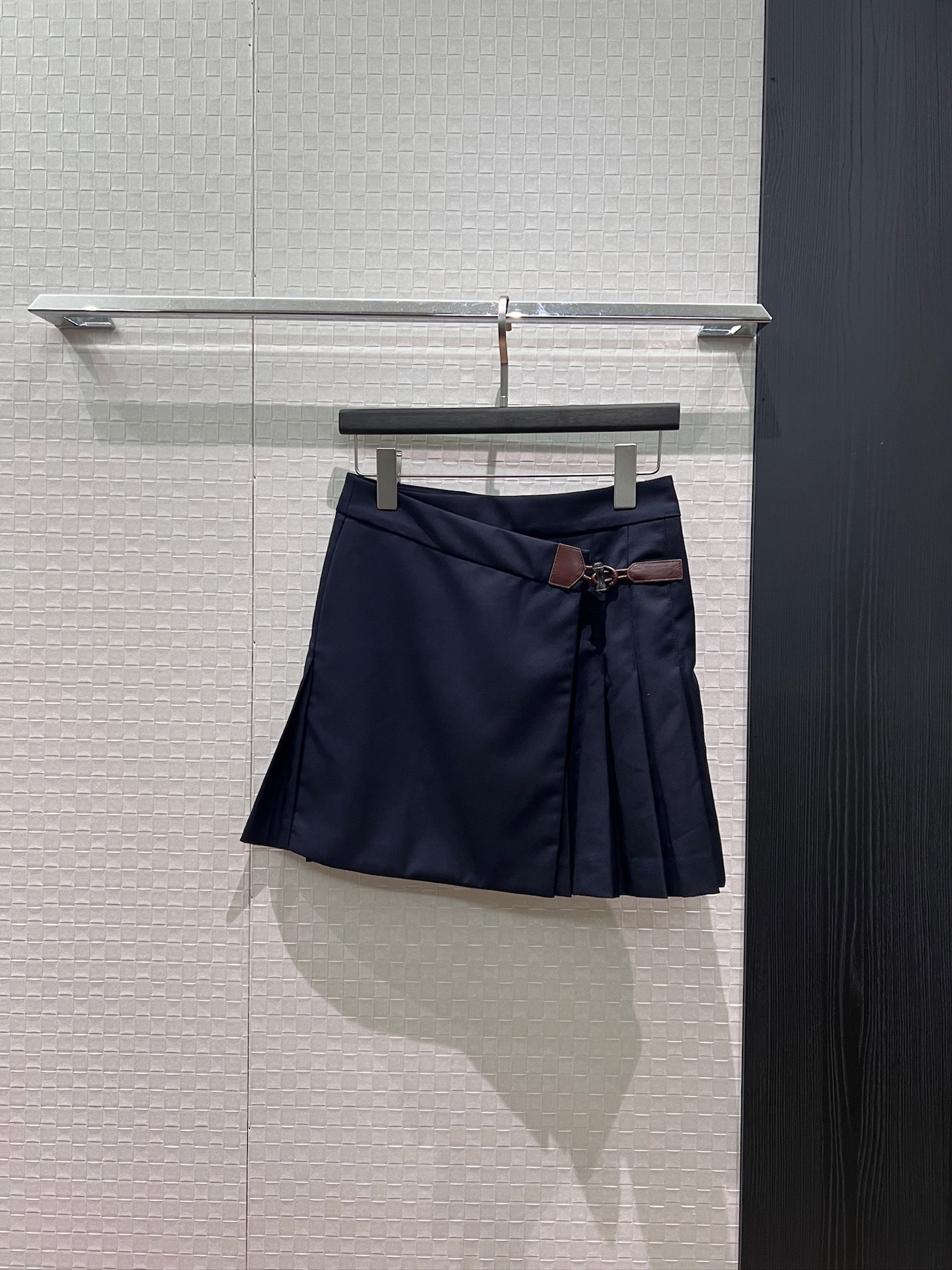 NO:869328,New model recommended loewe Asymmetric design leather buckle decoration pleated skirt preppy style with pockets on both sides, versatile for age reduction, molded logo leather label dark blue army green SML,,loewe,skirts,19860909新款推荐loewe 不对称设计皮扣装饰百褶半裙学院风 两侧有口袋 减龄百搭 开模logo皮标深蓝军绿 SML,,loewe,skirts,,Women's clothing