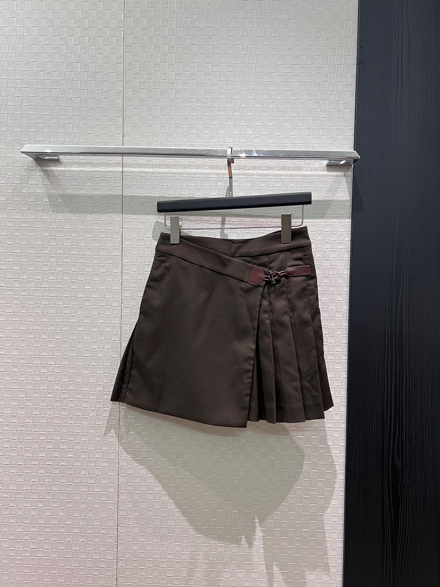 NO:869349,New model recommended loewe Asymmetric design leather buckle decoration pleated skirt preppy style with pockets on both sides, versatile for age reduction, molded logo leather label dark blue army green SML,,loewe,skirts,19860909新款推荐loewe 不对称设计皮扣装饰百褶半裙学院风 两侧有口袋 减龄百搭 开模logo皮标深蓝军绿 SML,,loewe,skirts,,Women's clothing
