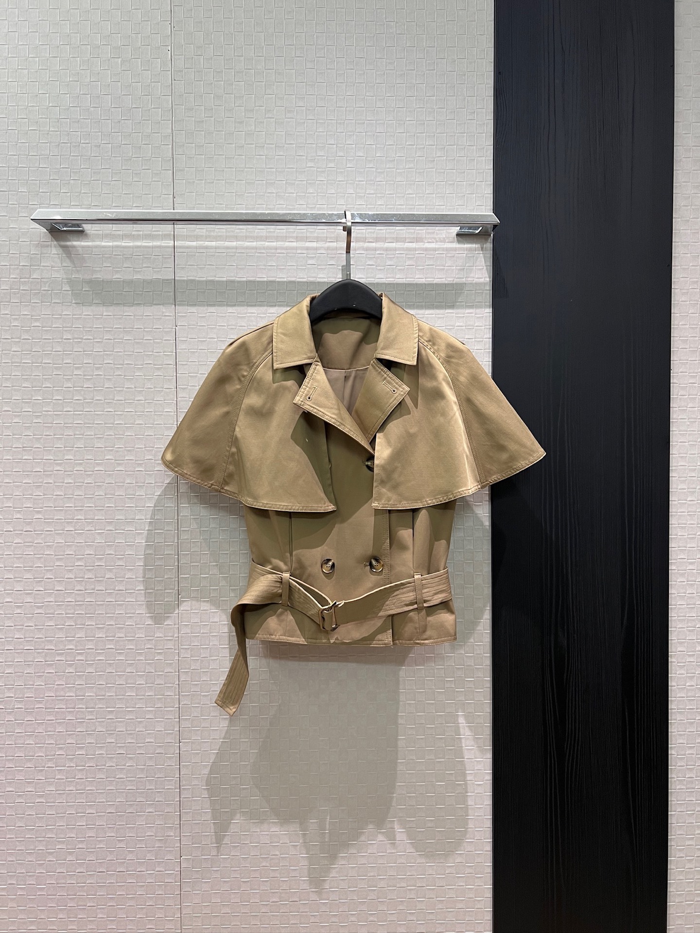 NO:869358,New arrival, fake two-piece spliced ​​shawl design and decoration, belted double-breasted short windbreaker coat, cape shawl, non-detachable, fashionable and casual, versatile style SML,,jackets & coats,shawls,19860909新款来袭假两件拼接披肩设计装饰 系腰带双排扣短款风衣外套斗篷披肩不可拆卸时尚休闲 气质百搭 SML,,jackets & coats,shawls,,Women's clothing