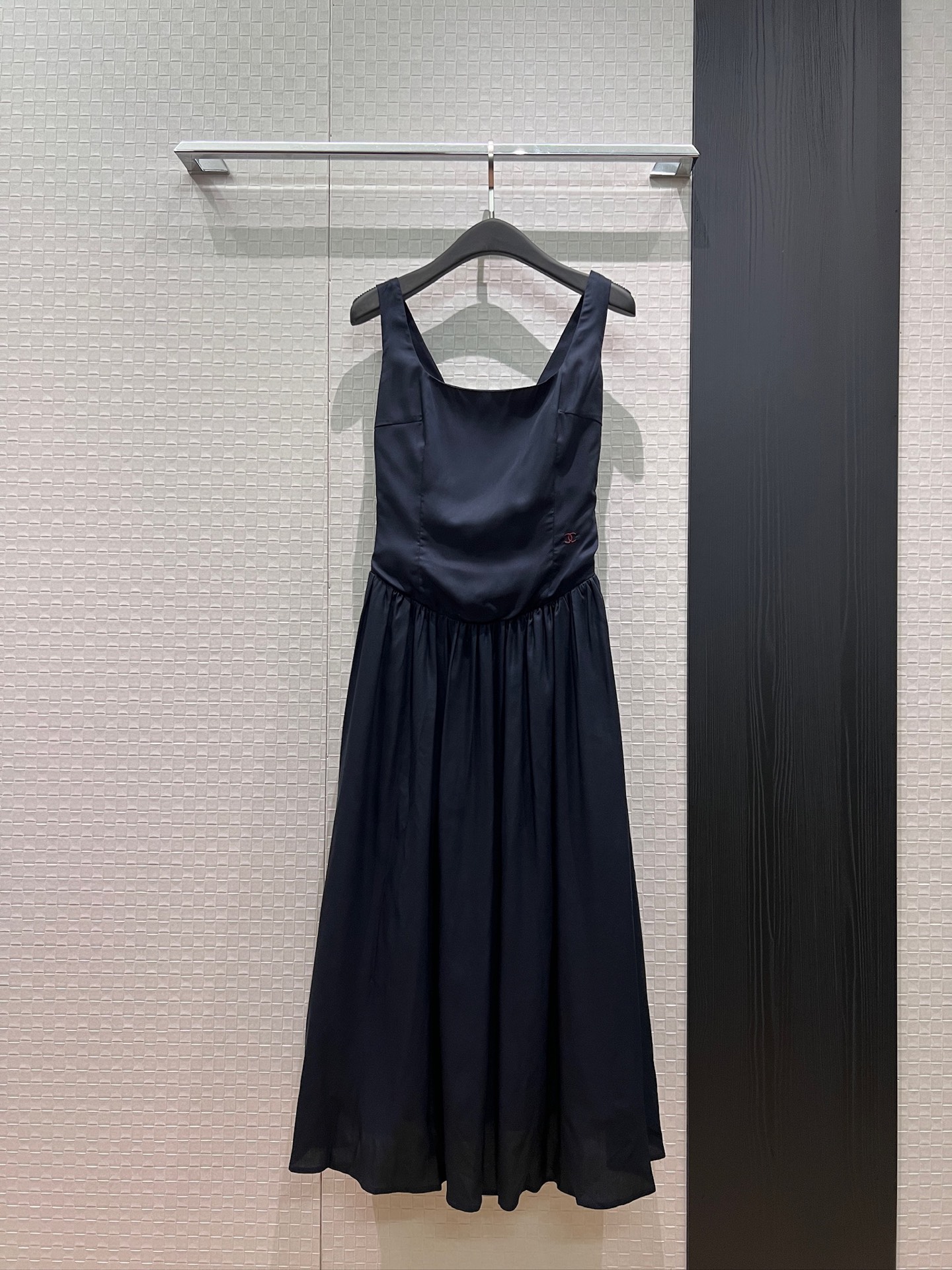 NO:869378,New square-neck camisole dress. Vacation long dress with waist-cinching back. Embroidered double C decoration on the waist. Oversized skirt. Seaside beach. Must-have for age reduction. Black and white SML,,skirts,19860909新款方领吊带背心连衣裙 度假长裙背后打揽收腰 腰部刺绣双C装饰 超大裙摆海边沙滩 减龄必备 黑色白色 SML,,skirts,,Women's clothing