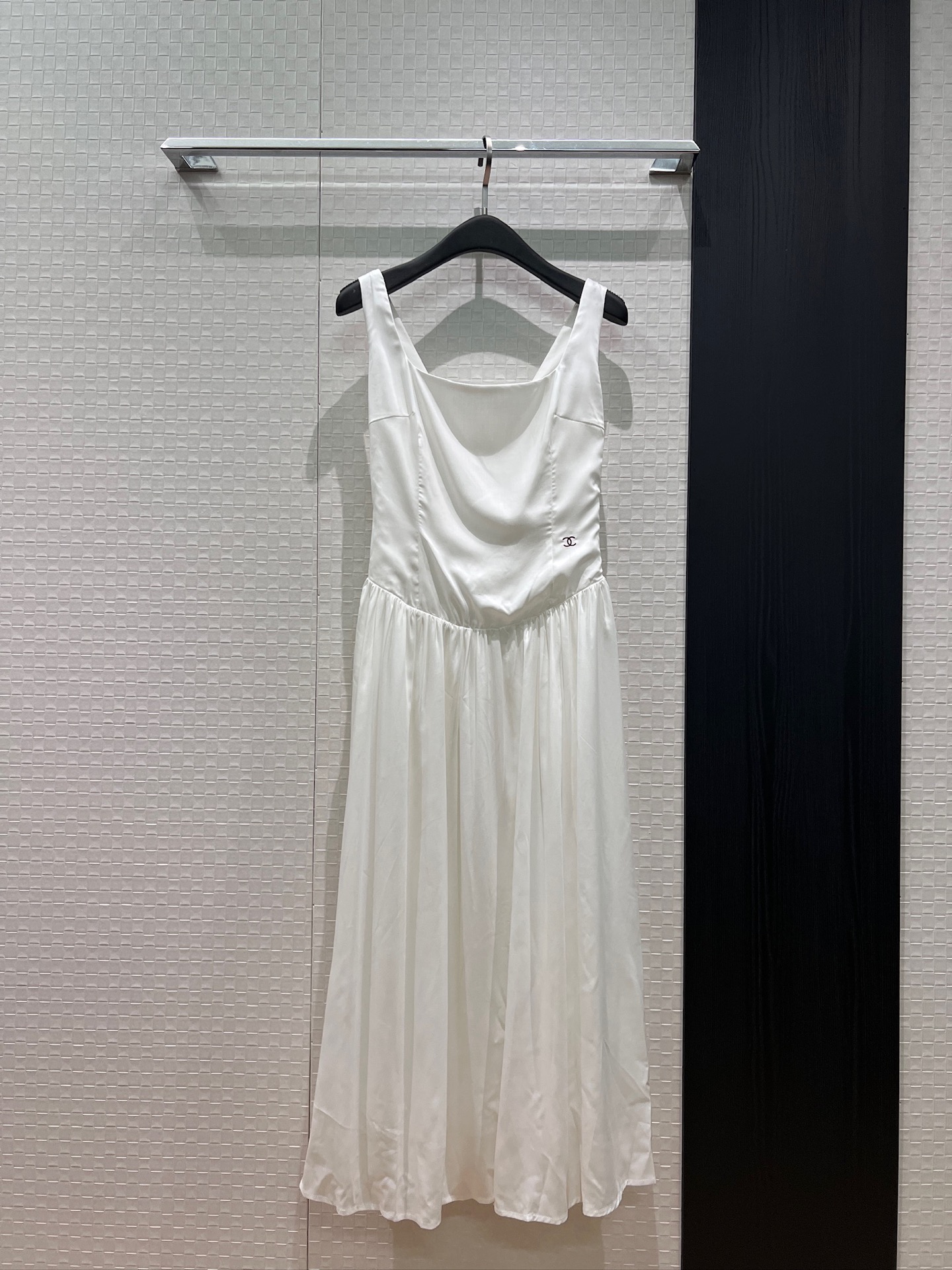 NO:869396,New square-neck camisole dress. Vacation long dress with waist-cinching back. Embroidered double C decoration on the waist. Oversized skirt. Seaside beach. Must-have for age reduction. Black and white SML,,skirts,19860909新款方领吊带背心连衣裙 度假长裙背后打揽收腰 腰部刺绣双C装饰 超大裙摆海边沙滩 减龄必备 黑色白色 SML,,skirts,,Women's clothing