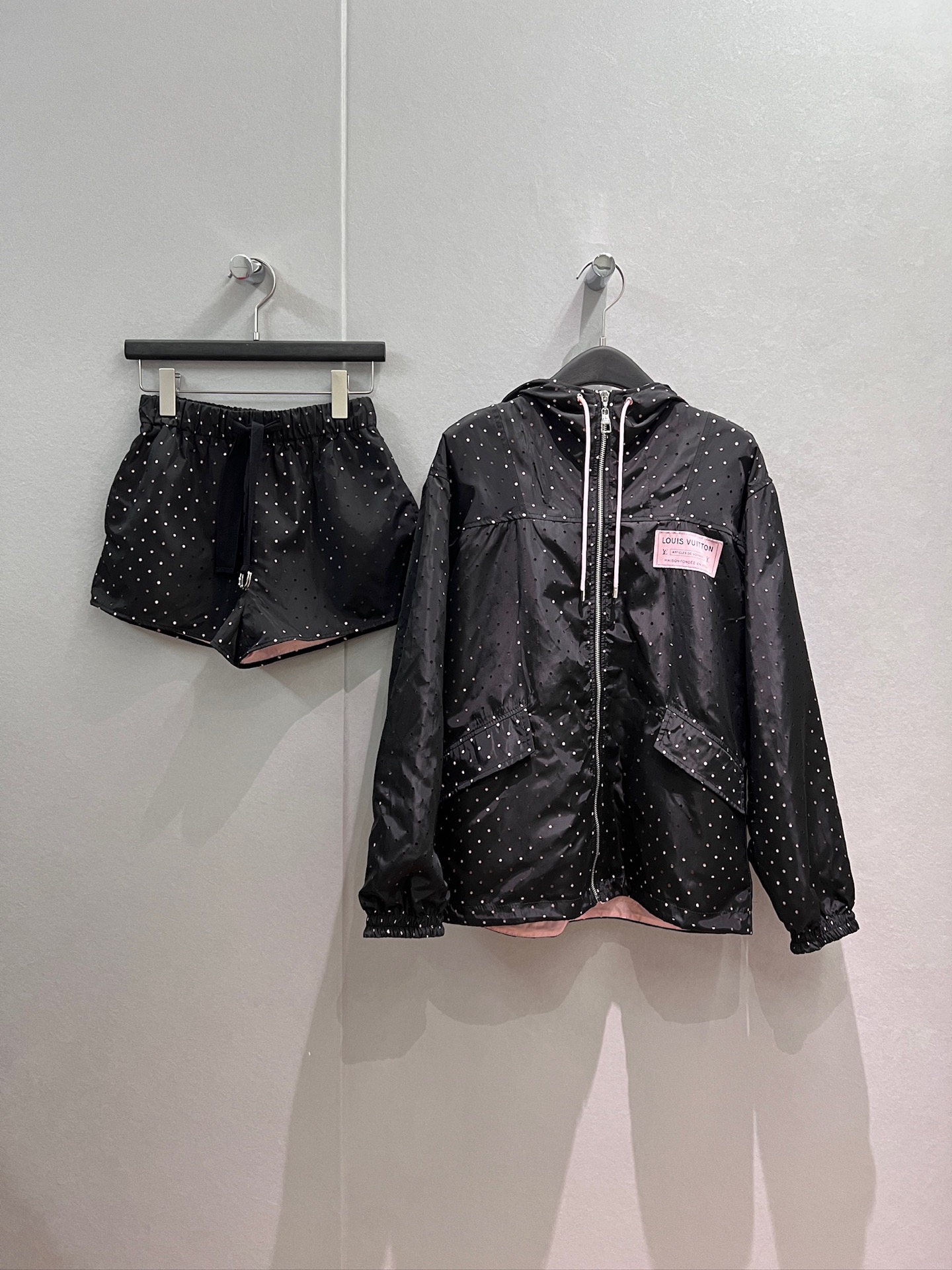 NO:870470,The new laser hollow polka dot hooded windbreaker jacket is pink and contrasting. It is loose and casual. The hem can be drawn with a drawstring to tighten the waist. It can be worn with the same shorts. S-XL,,shorts,jackets & coats,hats,19860909新款激光镂空波点连帽风衣外套粉色撞色 宽松休闲 下摆可抽绳收腰 可搭同款短裤 S-XL,,shorts,jackets & coats,hats,,Women's clothing