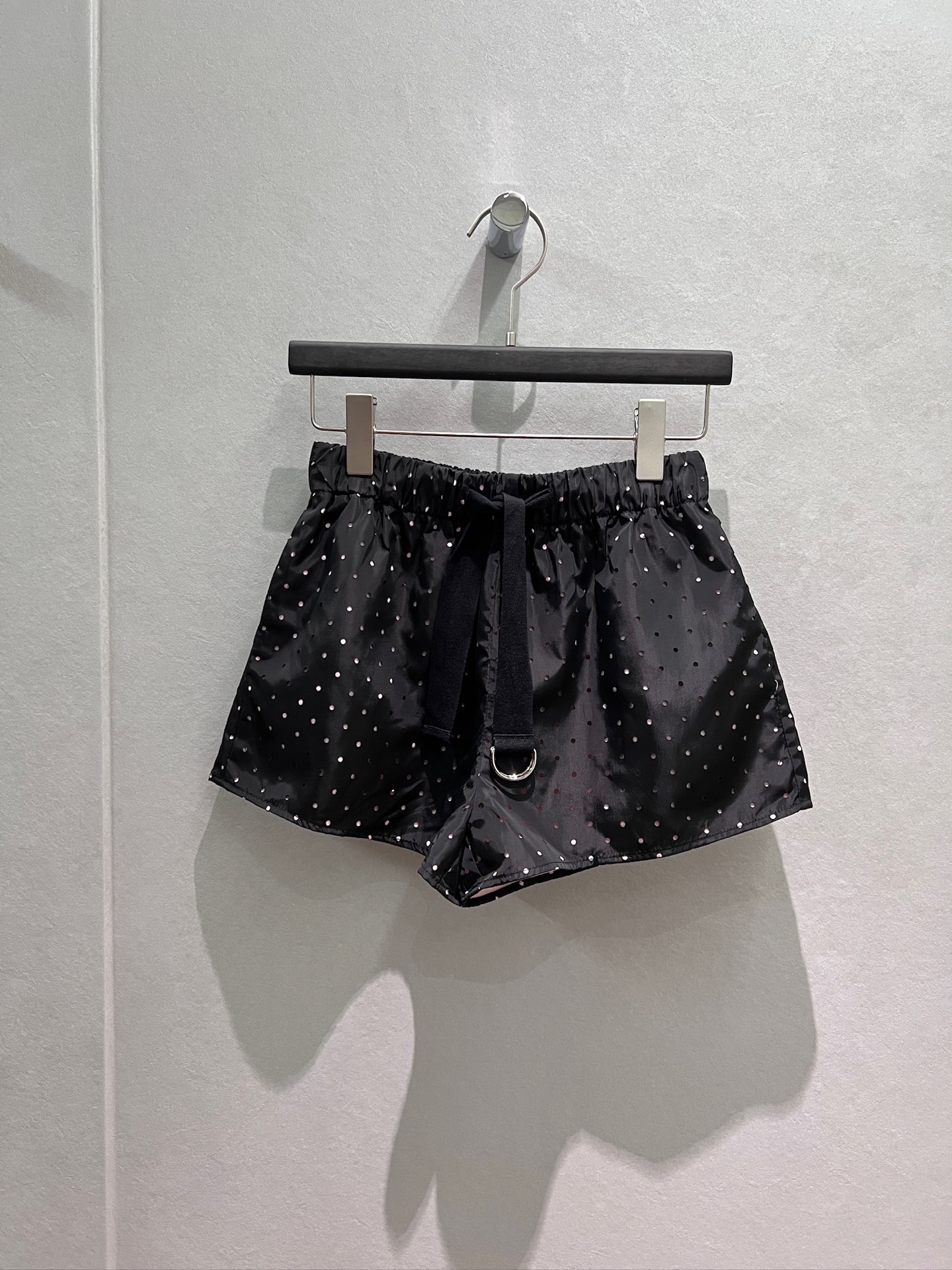 NO:870486,New laser hollow polka dot shorts with pink contrasting color. Elastic waist tie design. Pink logo tag can be worn with the same jacket. Sports to reduce age. S-XL,,shorts,jackets & coats,19860909新款激光镂空波点短裤粉色撞色 松紧腰系带设计 粉色logo标签可搭同款外套 运动减龄 S-XL,,shorts,jackets & coats,,Women's clothing
