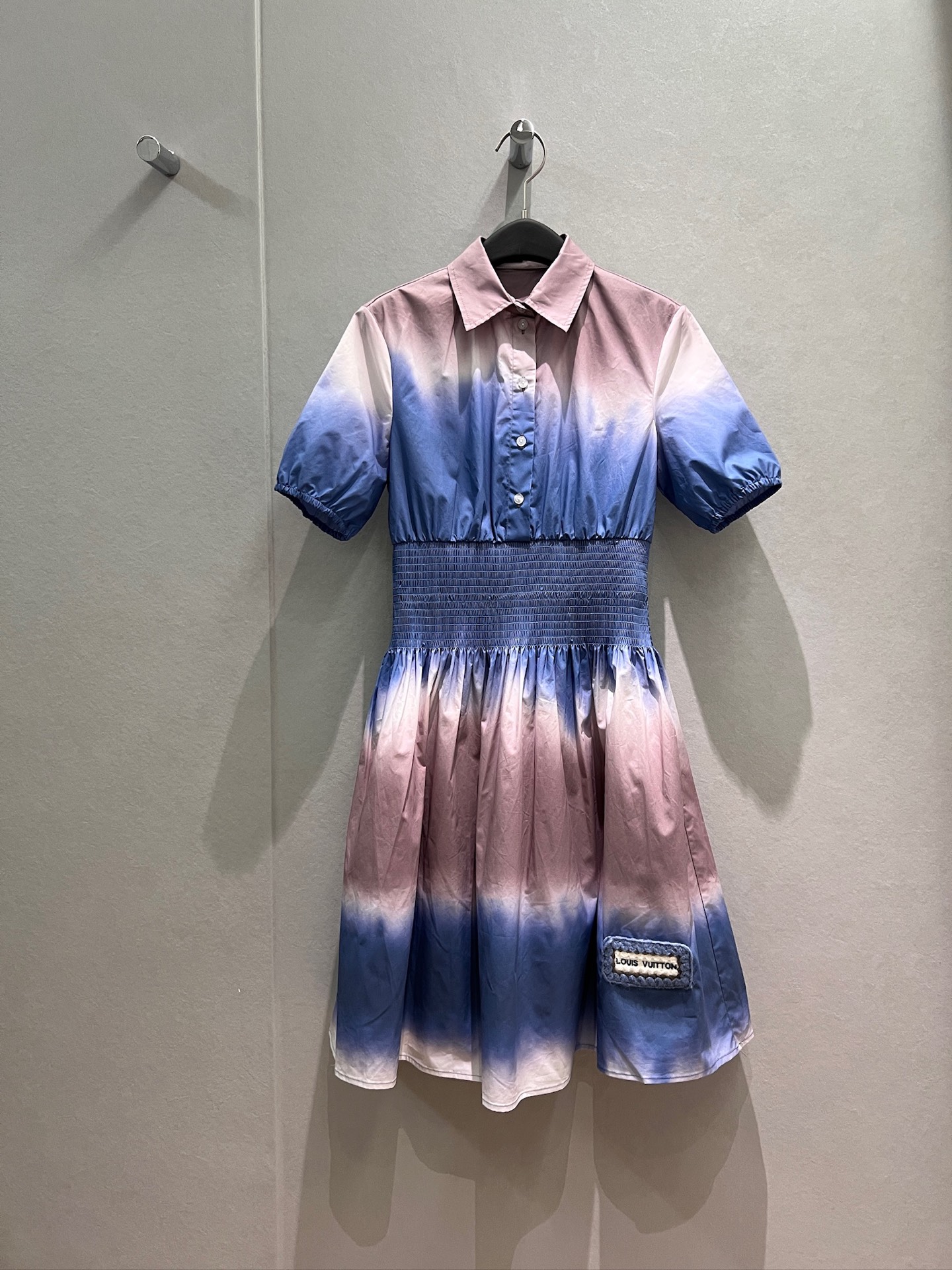 NO:870502,New tie-dye gradient lapel short sleeves, waist-cinching dress skirt, woolen embroidered logo badge decoration, casual age-reducing S-XL,,skirts,T-shirt,19860909新款扎染渐变翻领短袖 打揽收腰连衣裙裙摆毛线绣花logo徽章装饰 休闲减龄S-XL,,skirts,T-shirt,,Women's clothing