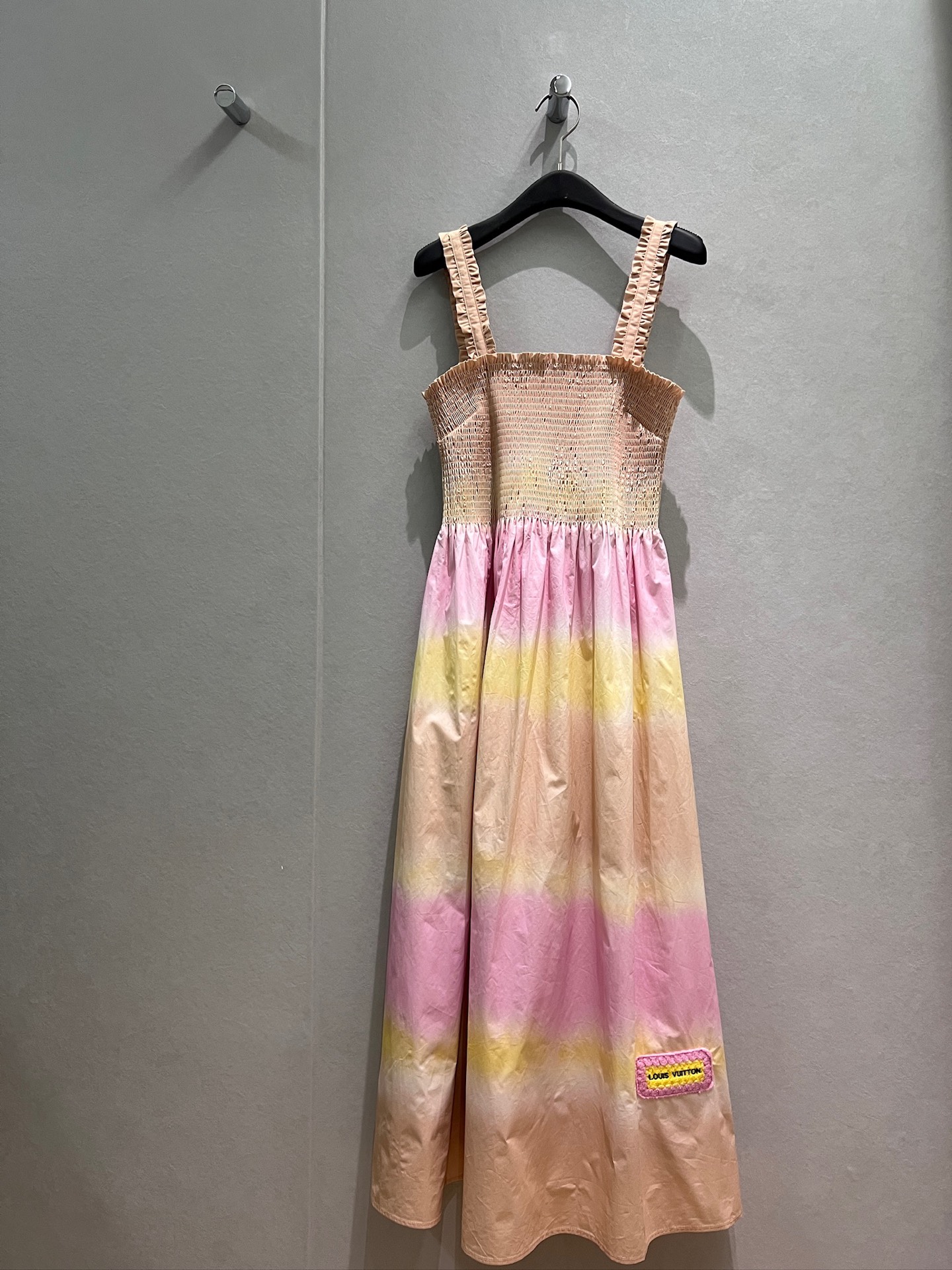 NO:870533,New tie-dye gradient strapless lace suspender dress long skirt hem wool embroidered logo badge decoration holiday leisure essential for age reduction S-XL,,skirts,19860909新款扎染渐变 打揽抹胸花边吊带连衣裙 长裙裙摆毛线绣花logo徽章装饰 度假休闲 减龄必备S-XL,,skirts,,Women's clothing