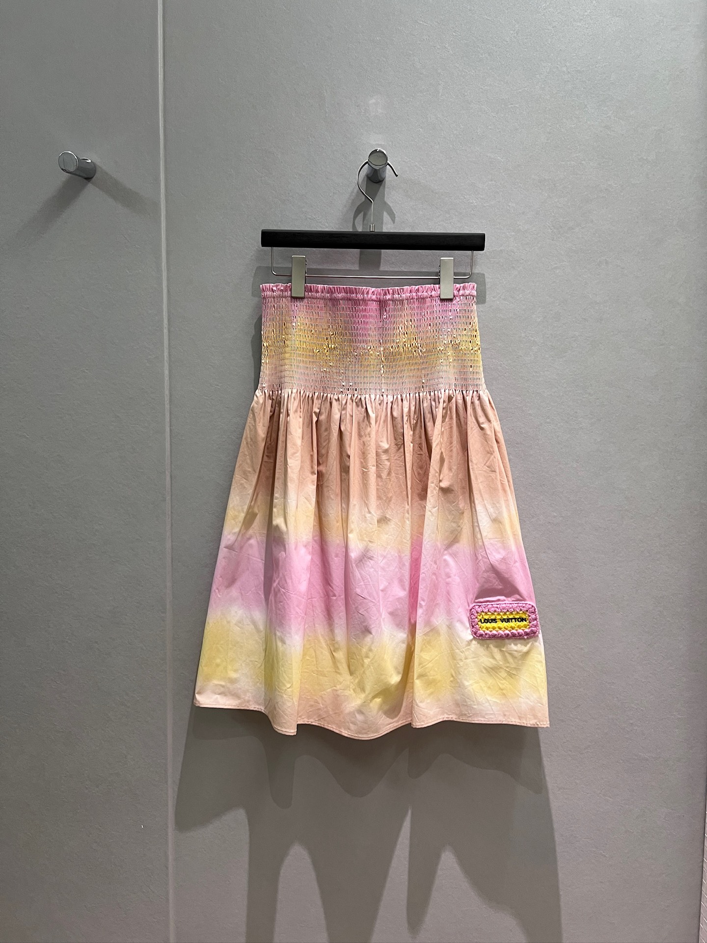 NO:870547,The new tie-dye gradient elasticated high-waisted skirt can be used as a tube top skirt. The hem is decorated with woolen yarn embroidered logo badges. Vacation and leisure. Must-have for age reduction. S-XL,,skirts,19860909新款扎染渐变打揽松紧高腰半裙可作抹胸裙 裙摆毛线绣花logo徽章装饰 度假休闲 减龄必备S-XL,,skirts,,Women's clothing