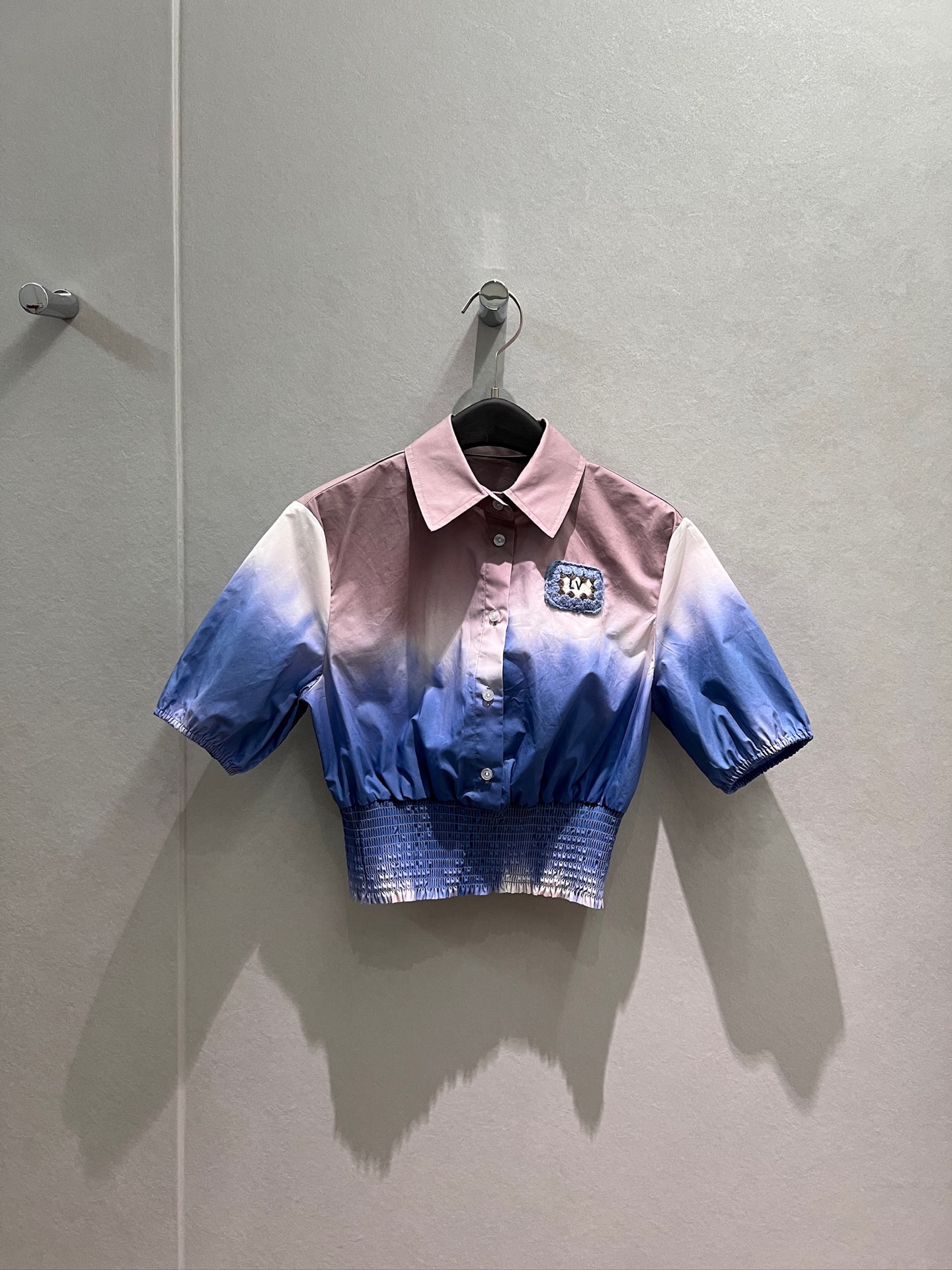 NO:870518,New tie-dye gradient lapel short-sleeved waist-cinching short top with woolen embroidered logo badge decoration on the hem. Casual age-reducing S-XL, T-shirt,19860909新款扎染渐变翻领短袖 打揽收腰短款上衣下摆毛线绣花logo徽章装饰 休闲减龄S-XL,,T-shirt,,Women's clothing