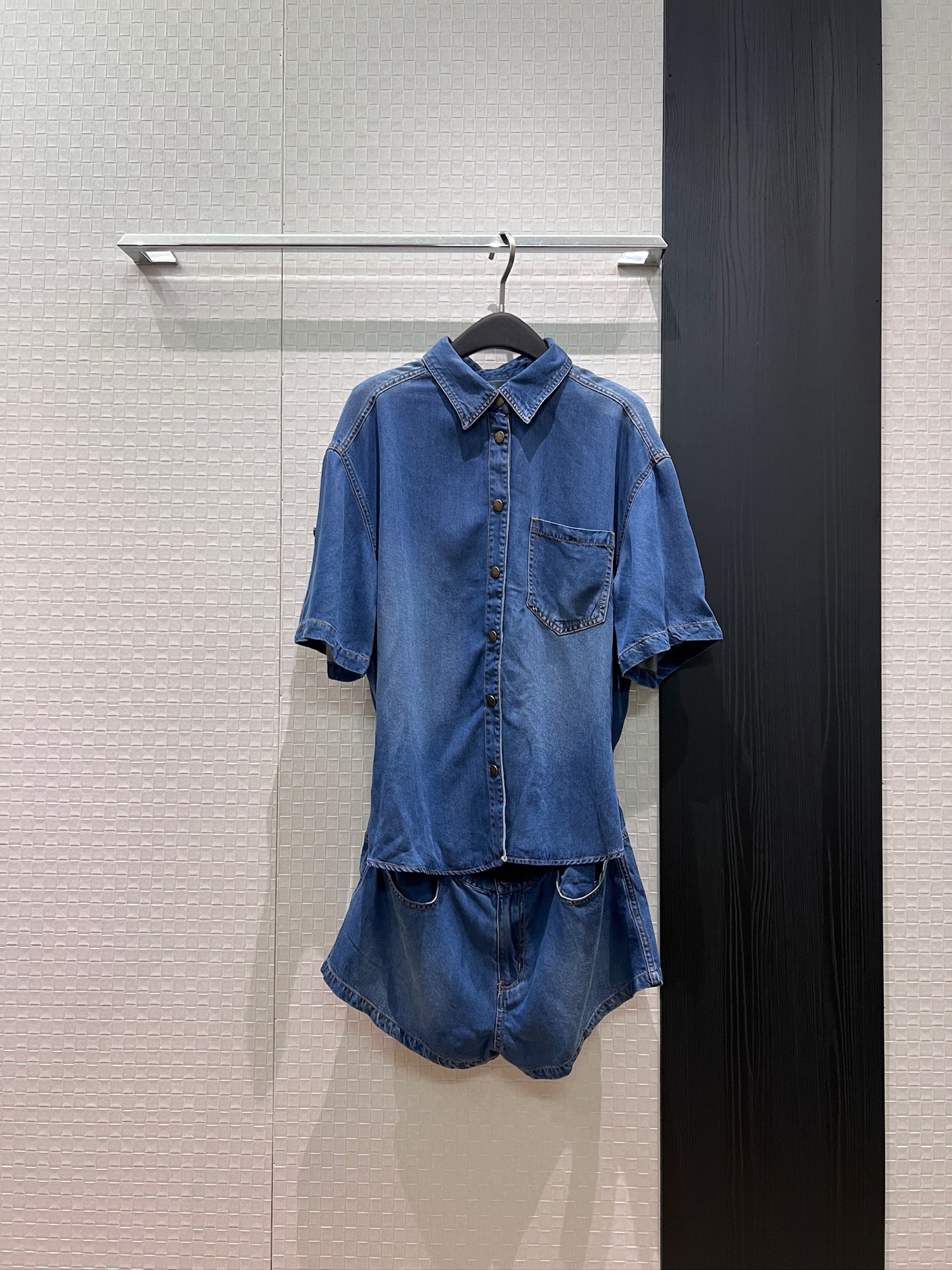 NO:870561,New fake two-piece splicing design, backless lace-up denim jumpsuit, shorts, sleeves with adjustable laces for decoration, casual vacation, western cowboy style, handsome and age-reducing SML,,shorts,19860909新款假两件拼接设计 露背系带牛仔连体裤短裤袖子可系带调节装饰 休闲度假 西部牛仔风帅气减龄 SML,,shorts,,Women's clothing