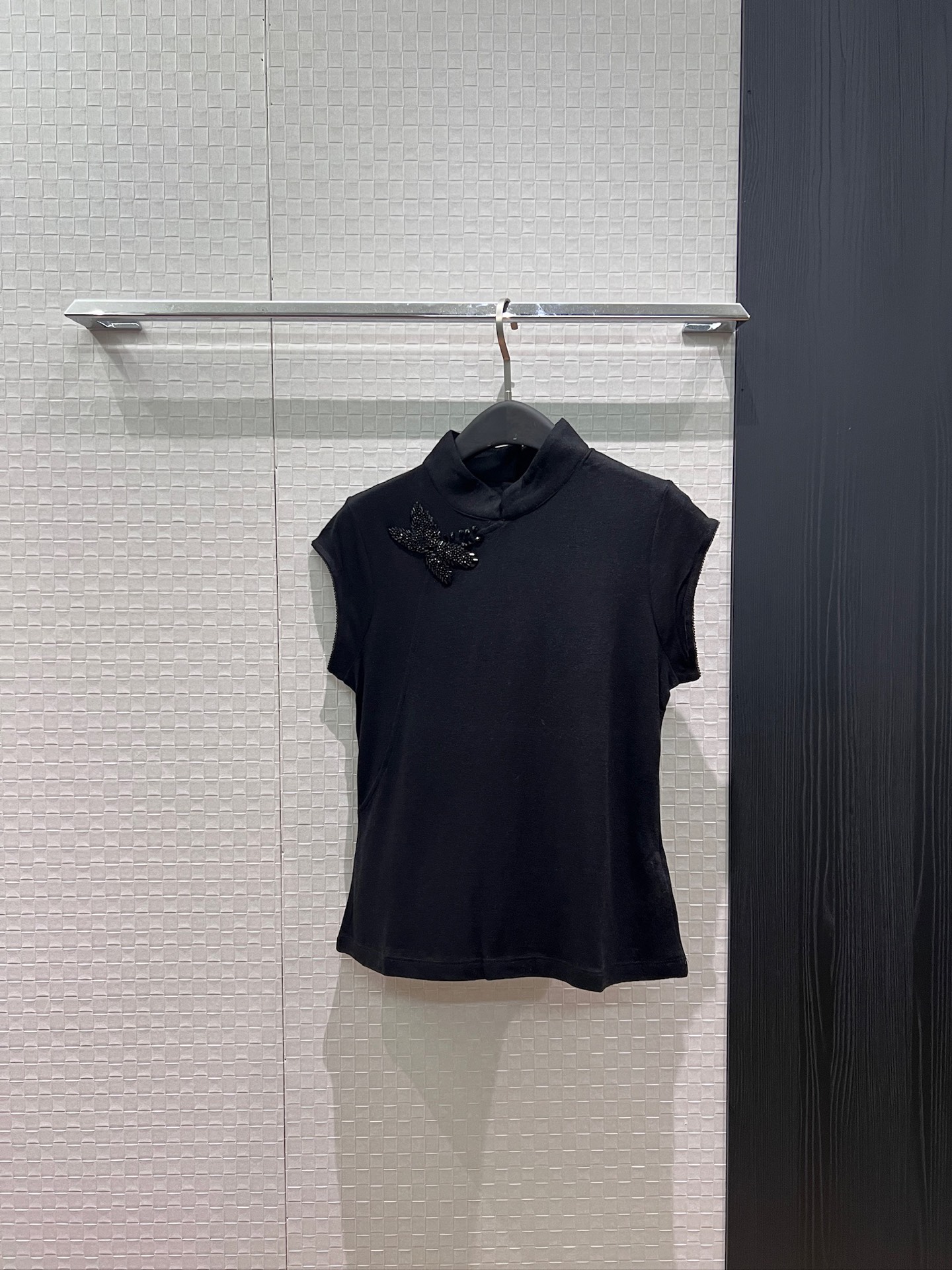 NO:870605,New style new Chinese style heavily handmade beaded stand collar slim fit T-shirt with buttons at the back, straight shoulders and waist, essential for age reduction, black and white SML,,tees,t-shirt,19860909新款新国风重手工钉珠立领修身T恤背后开扣 正肩收腰 减龄必备 黑色白色 SML,,tees，t-shirt,,Women's clothing