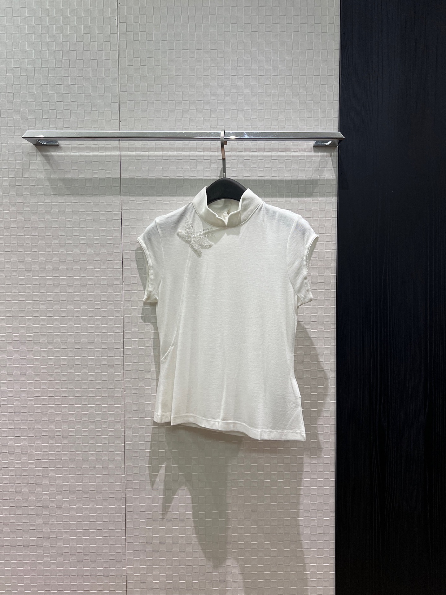 NO:870548,New style new Chinese style heavily handmade beaded stand collar slim fit T-shirt with buttons at the back, straight shoulders and waist, essential for age reduction, black and white SML,,tees,t-shirt,19860909新款新国风重手工钉珠立领修身T恤背后开扣 正肩收腰 减龄必备 黑色白色 SML,,tees，t-shirt,,Women's clothing