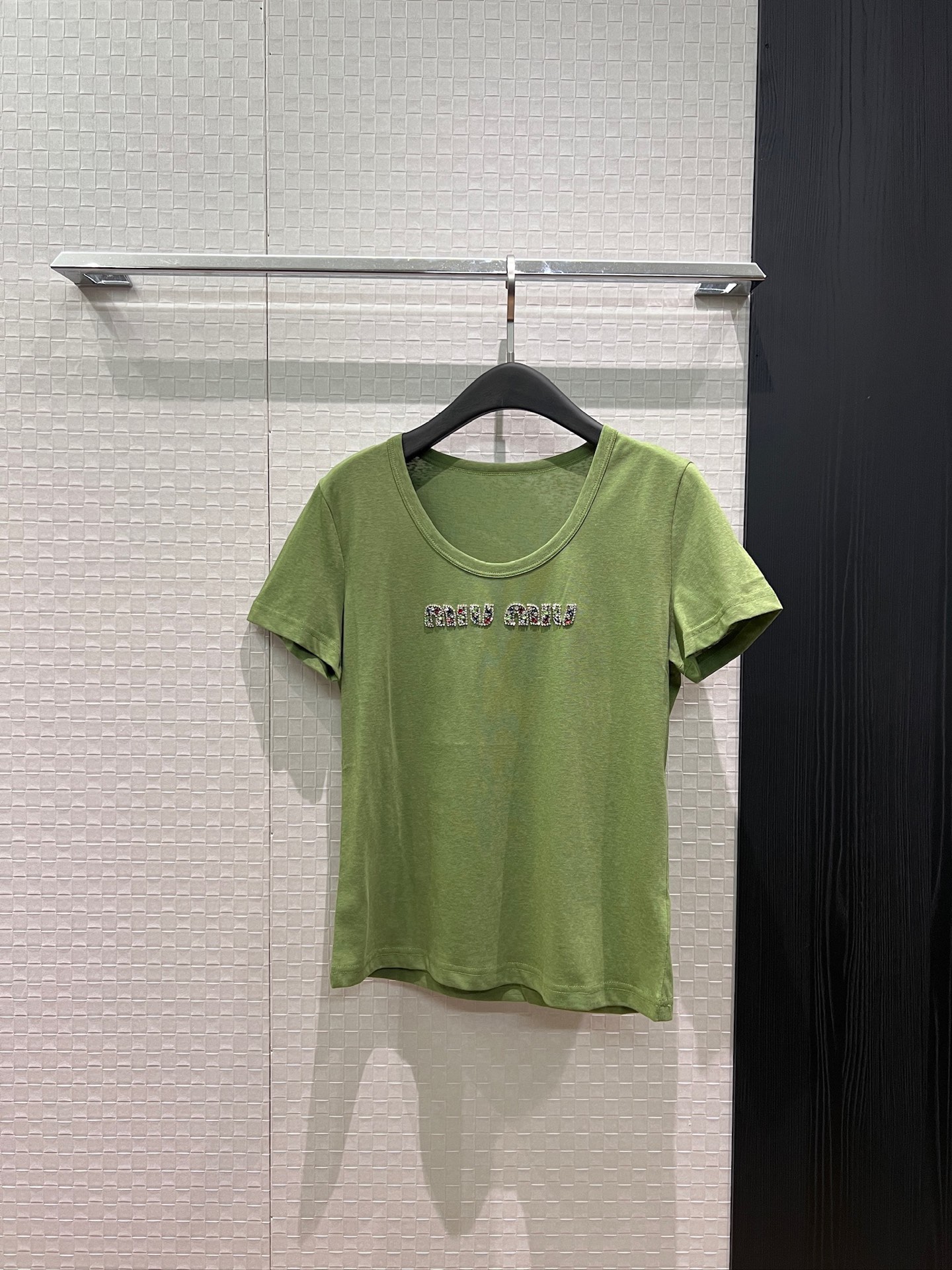 NO:870576,New heavy industry colored diamond miu letter U-neck T-shirt, right shoulder, slim waist, simple and fashionable, versatile for age reduction, green and white SML,,miumiu,tees,t-shirt,19860909新款重工彩钻miu字母U领T恤 正肩修身收腰简约时尚 减龄百搭 绿色白色 SML,,miumiu,tees，t-shirt,,Women's clothing