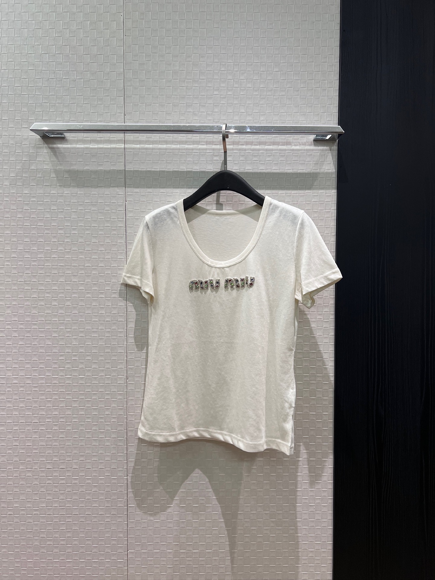 NO:870588,New heavy industry colored diamond miu letter U-neck T-shirt, right shoulder, slim waist, simple and fashionable, versatile for age reduction, green and white SML,,miumiu,tees,t-shirt,19860909新款重工彩钻miu字母U领T恤 正肩修身收腰简约时尚 减龄百搭 绿色白色 SML,,miumiu,tees，t-shirt,,Women's clothing