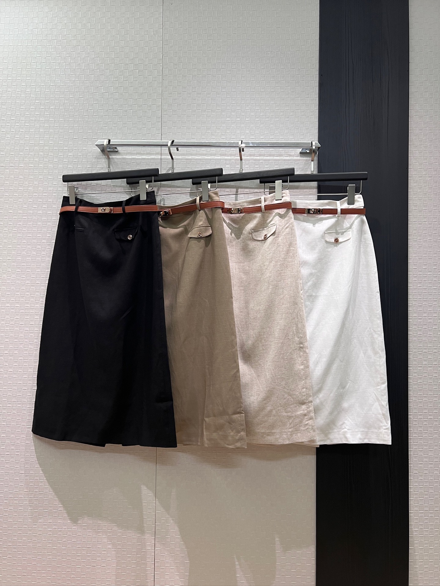 NO:870562,New twist buckle belt decorated A-line hip-hugging long skirt, simple commuting, slim fit, versatile for age reduction, fashionable item black, white, apricot khaki S-XL,,skirts,19860909新款扭扣腰带装饰A字包臀长款半裙简约通勤 气质修身 减龄百搭 时髦单品黑色白色杏色卡其 S-XL,,skirts,,Women's clothing