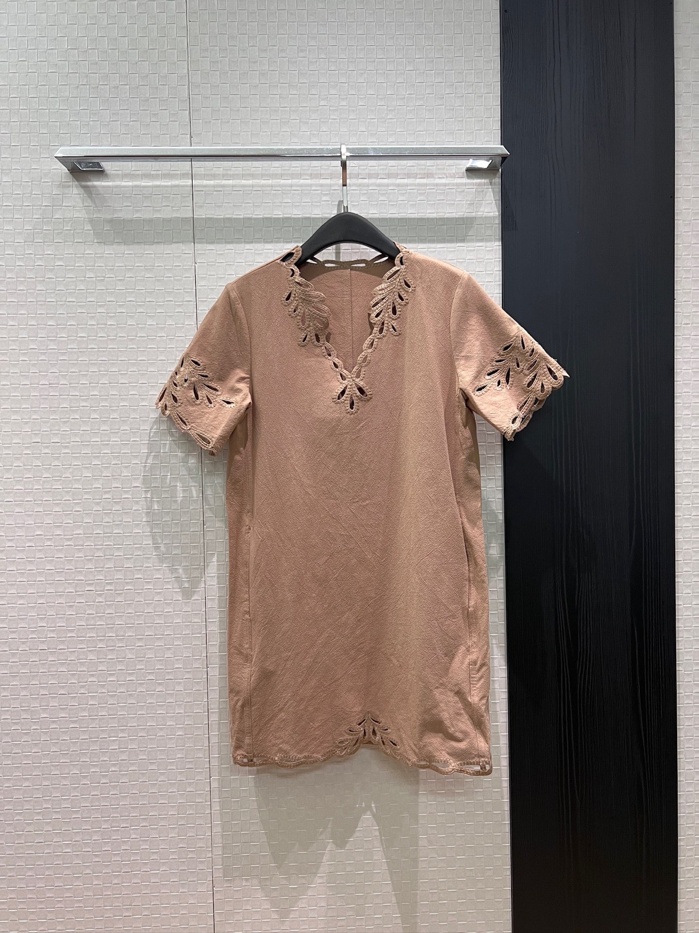 NO:870568,New hollow embroidered V-neck linen shift dress, loose and simple, with pockets on both sides for a lazy and casual look, reducing age during vacation, coffee white SML,,skirts,19860909新款镂空绣花V领亚麻直筒连衣裙 宽松简约 两侧有口袋慵懒休闲 度假减龄 咖色白色SML,,skirts,,Women's clothing