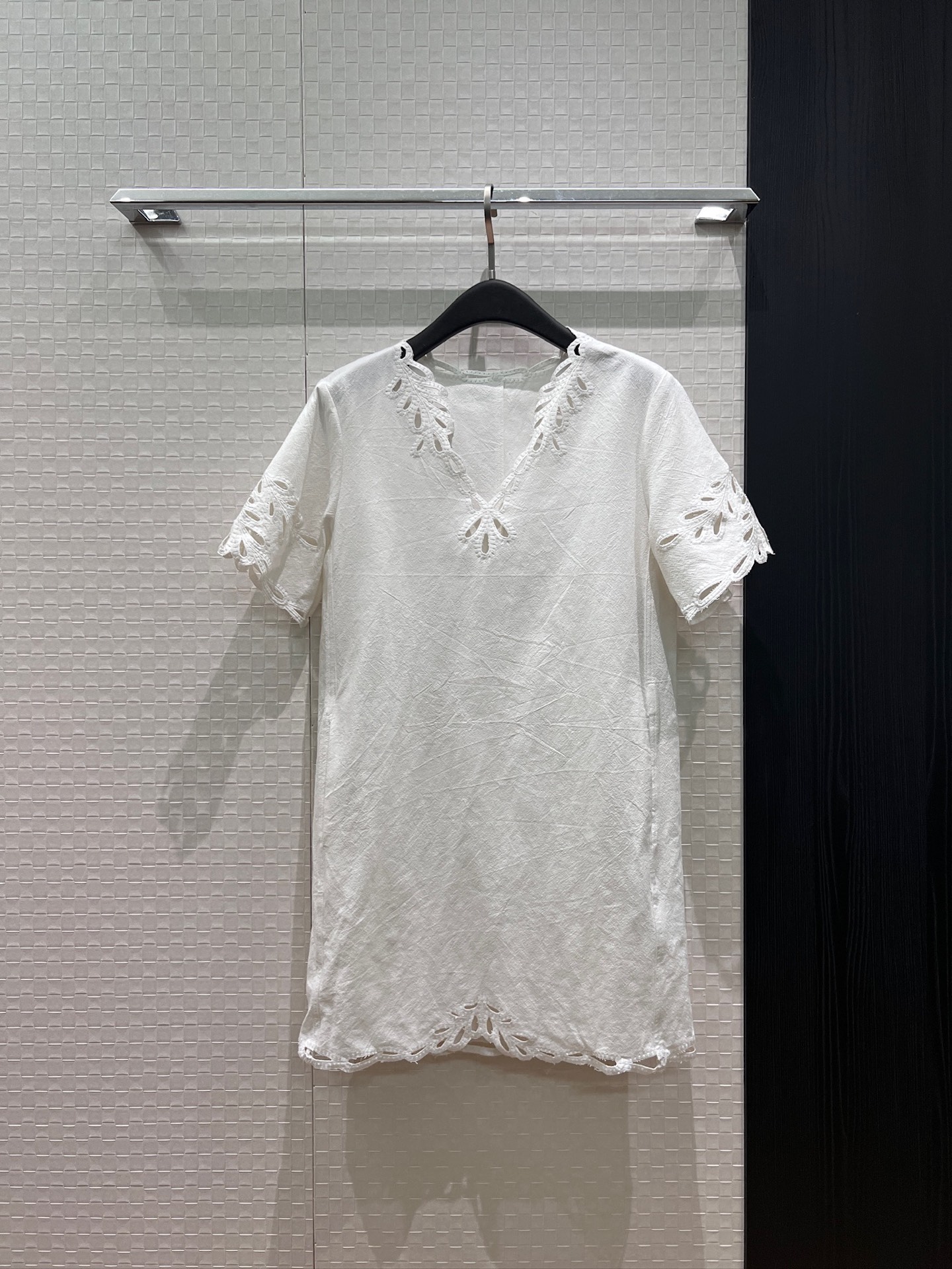 NO:870585,New hollow embroidered V-neck linen shift dress, loose and simple, with pockets on both sides for a lazy and casual look, reducing age during vacation, coffee white SML,,skirts,19860909新款镂空绣花V领亚麻直筒连衣裙 宽松简约 两侧有口袋慵懒休闲 度假减龄 咖色白色SML,,skirts,,Women's clothing