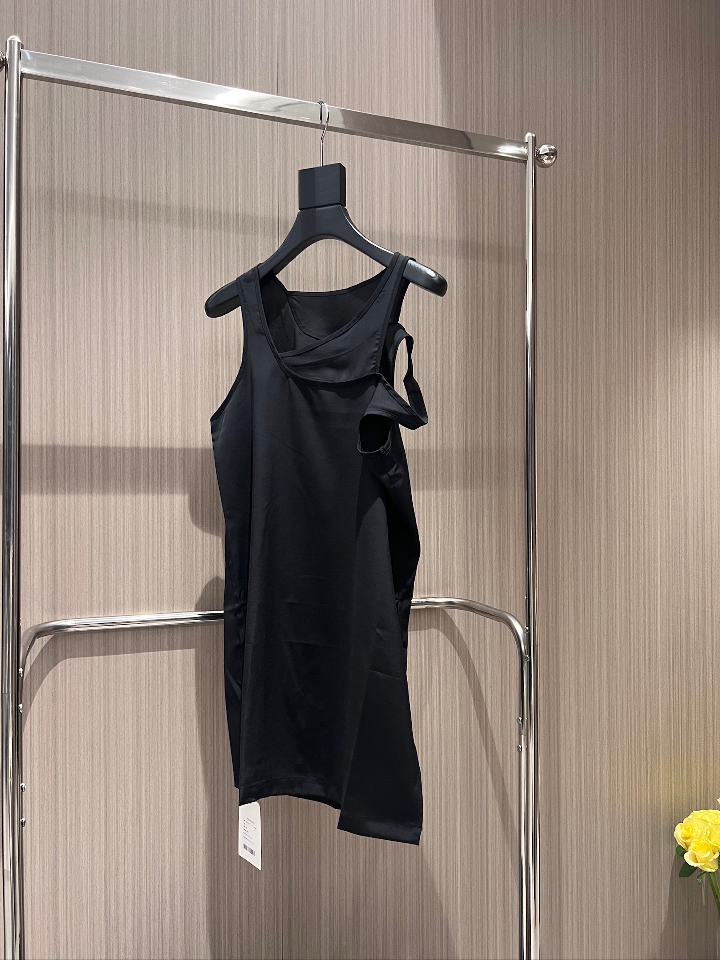 NO:871467,New punchy designer irregular splicing acetate vest long top with side slits at the hem. Lazy and casual. Versatile for vacation. Black and white. SML,,19860909新款冲冲设计师不规则拼接醋酸背心长款上衣下摆侧面开叉 慵懒休闲 度假百搭黑色白色 SML,,,Women's clothing