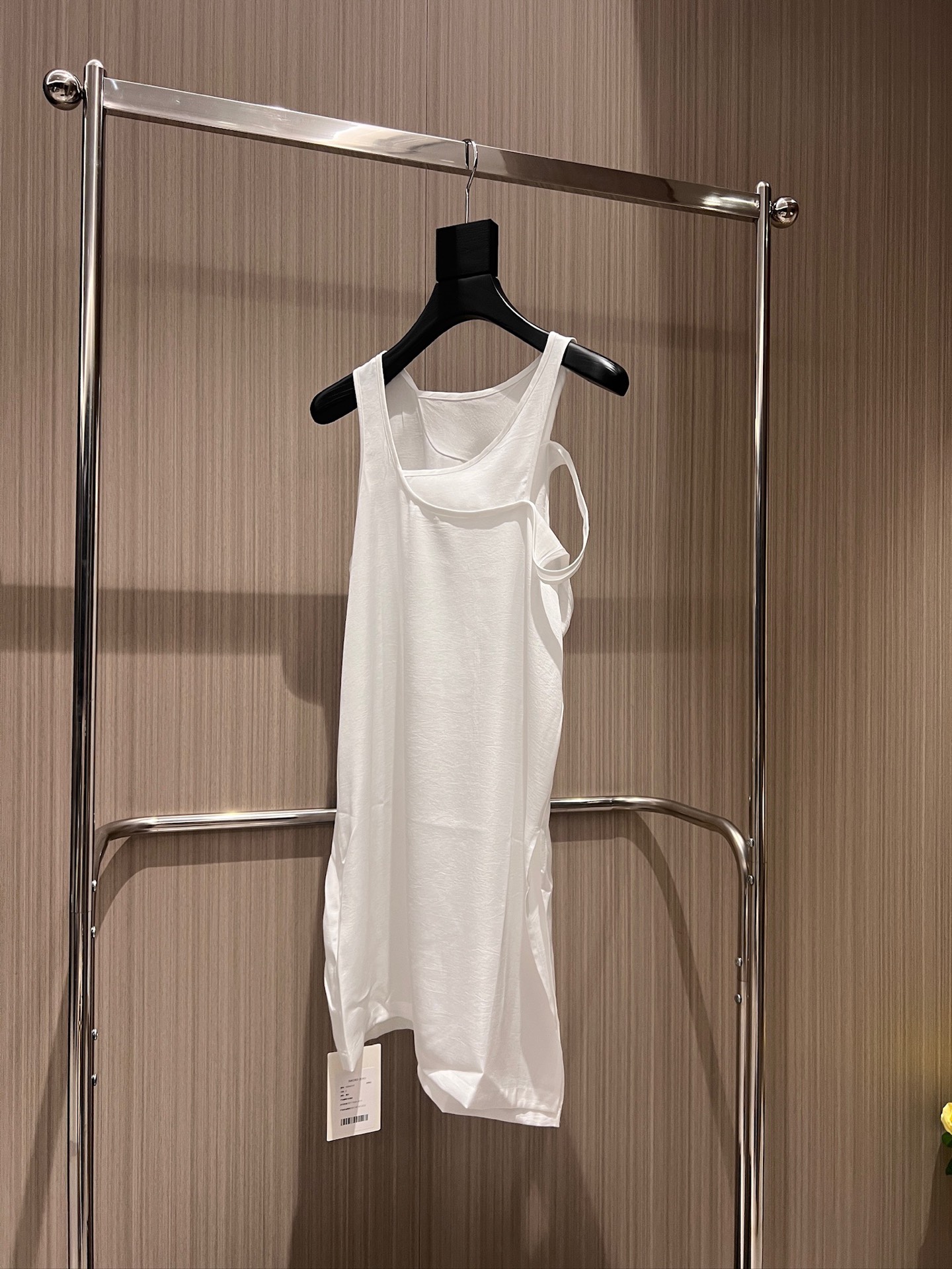 NO:871473,New punchy designer irregular splicing acetate vest long top with side slits at the hem. Lazy and casual. Versatile for vacation. Black and white. SML,,19860909新款冲冲设计师不规则拼接醋酸背心长款上衣下摆侧面开叉 慵懒休闲 度假百搭黑色白色 SML,,,Women's clothing