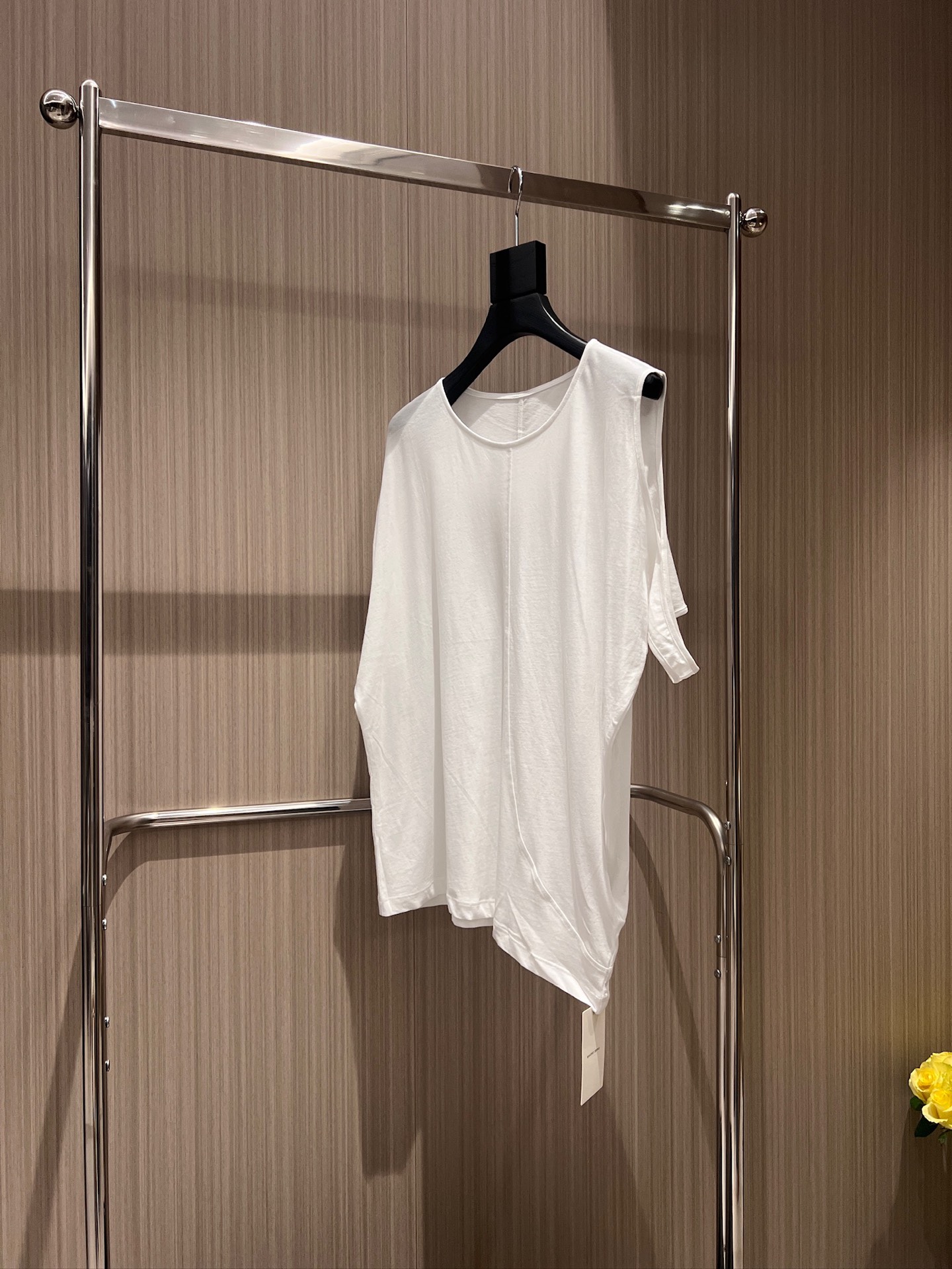 NO:871487,New punchy designer asymmetrical hollowed out off-shoulder loose T-shirt with simple splicing, lazy and casual, versatile for age reduction, gray and white SML,,tees,t-shirt,19860909新款冲冲设计师不对称挖空露肩宽松T恤简单拼接 慵懒休闲减龄百搭 灰色白色 SML,,tees，t-shirt,,Women's clothing
