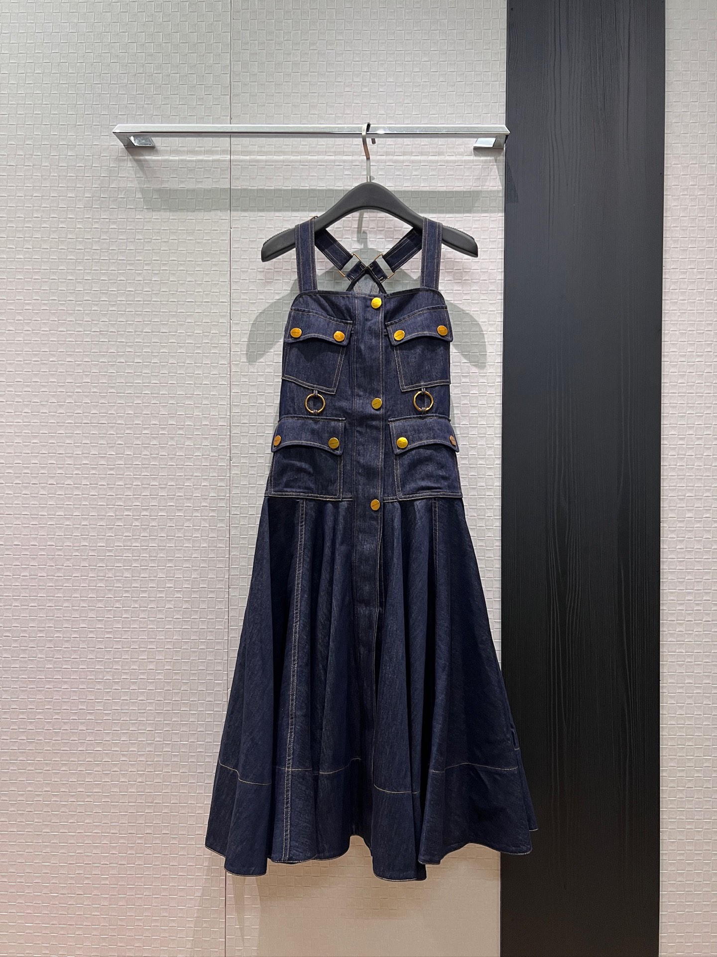 NO:871501,New coming heavy industry oversized hem denim suspender denim dress mold opening hardware four flap bags slim fit spliced ​​oversized fishtail skirt zipper type slit SML,,skirts,19860909新款来袭重工超大摆 丹宁吊带牛仔连衣裙开模五金 翻盖四只袋 修身显瘦拼接超大鱼尾裙摆 拉链式可开叉 SML,,skirts,,Women's clothing