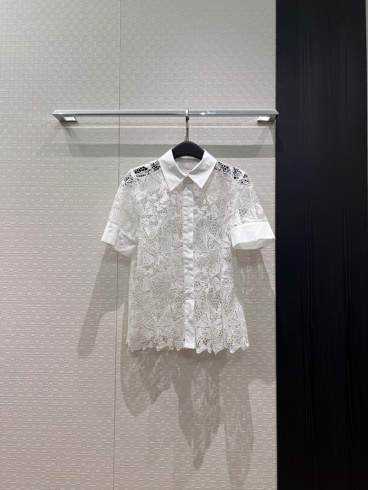 NO:871529,New heavy industry custom-made bow water-soluble lace lapel short-sleeved shirt hollow see-through. Bring your own inner wear. Must-have S-XL, T-shirt for age reduction.19860909新款重工定制蝴蝶结水溶蕾丝翻领短袖衬衣镂空透视 要自备内搭 减龄必备S-XL,,T-shirt,,Women's clothing