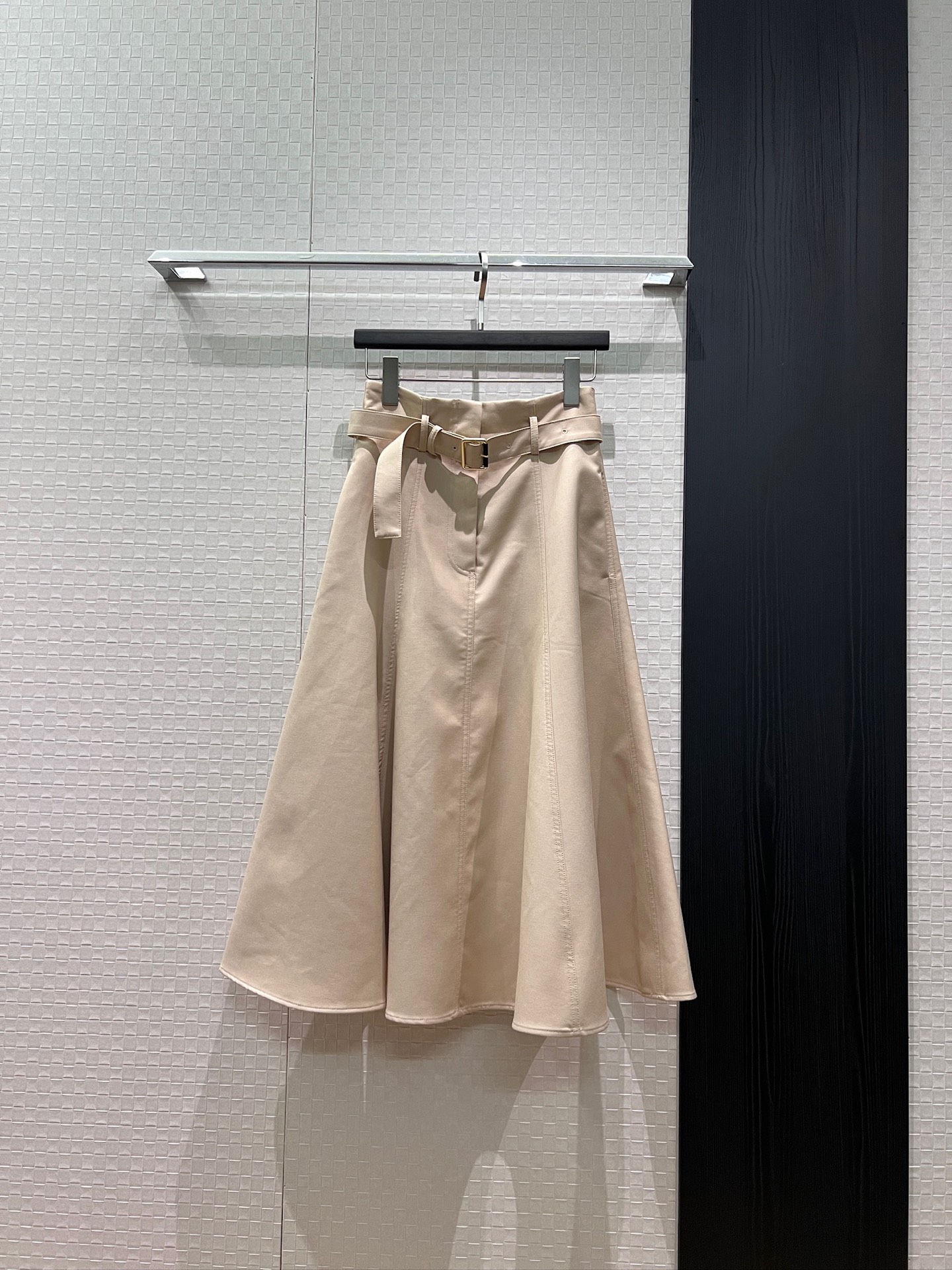 NO:871543,New style belt decoration, tailoring and splicing A-line skirt with small logo leather label, minimalist and casual, pockets on both sides for commuting and casual, versatile for all ages, khaki white SML,,skirts,19860909新款系腰带装饰 剪裁拼接A字半裙logo小皮标 极简休闲 两侧有口袋通勤休闲 减龄百搭 卡其白色 SML,,skirts,,Women's clothing