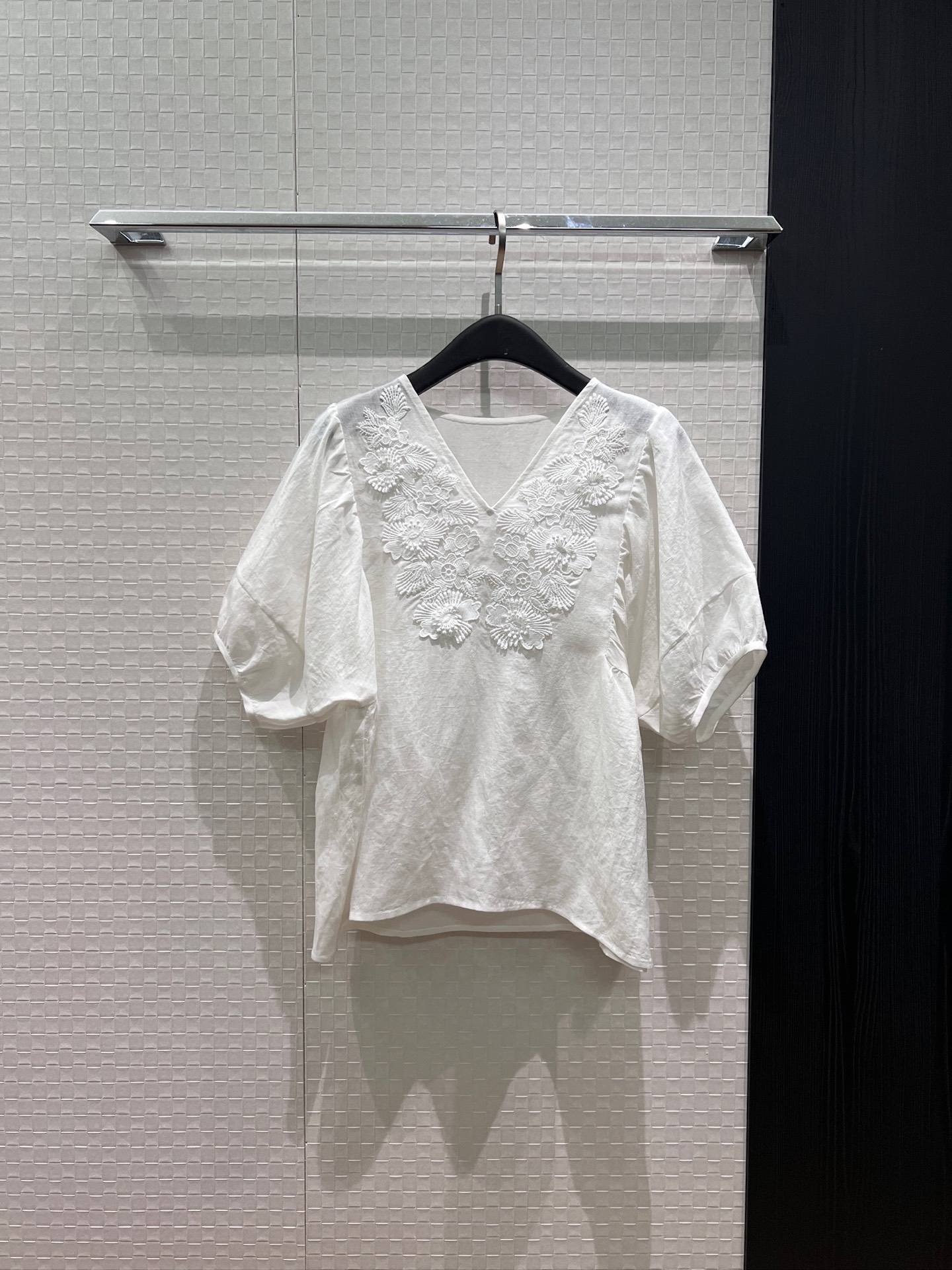 NO:872502,New resort style three-dimensional water-soluble flower decorated V-neck linen top with puff sleeves, loose and casual, versatile for ageing, blue and white S-XL,,19860909新款度假风 立体水溶花装饰V领亚麻上衣泡泡袖 宽松休闲 减龄百搭蓝色白色 S-XL,,,Women's clothing