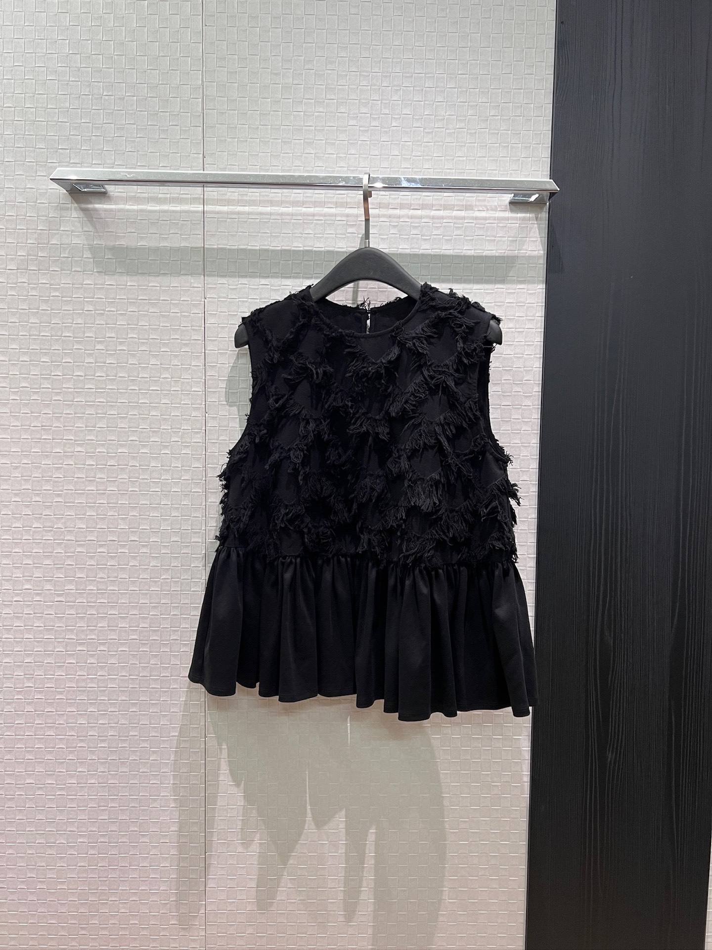NO:872508,New rhombus tassel splicing ruffled sleeveless vest top A-line doll version with heavy craftsmanship design Simple and versatile Black and white must-have for age reduction SML,,19860909新款菱格流苏拼接荷叶边无袖背心上衣 A字娃娃版型重工艺设计 简单百搭 减龄必备黑色白色 SML,,,Women's clothing