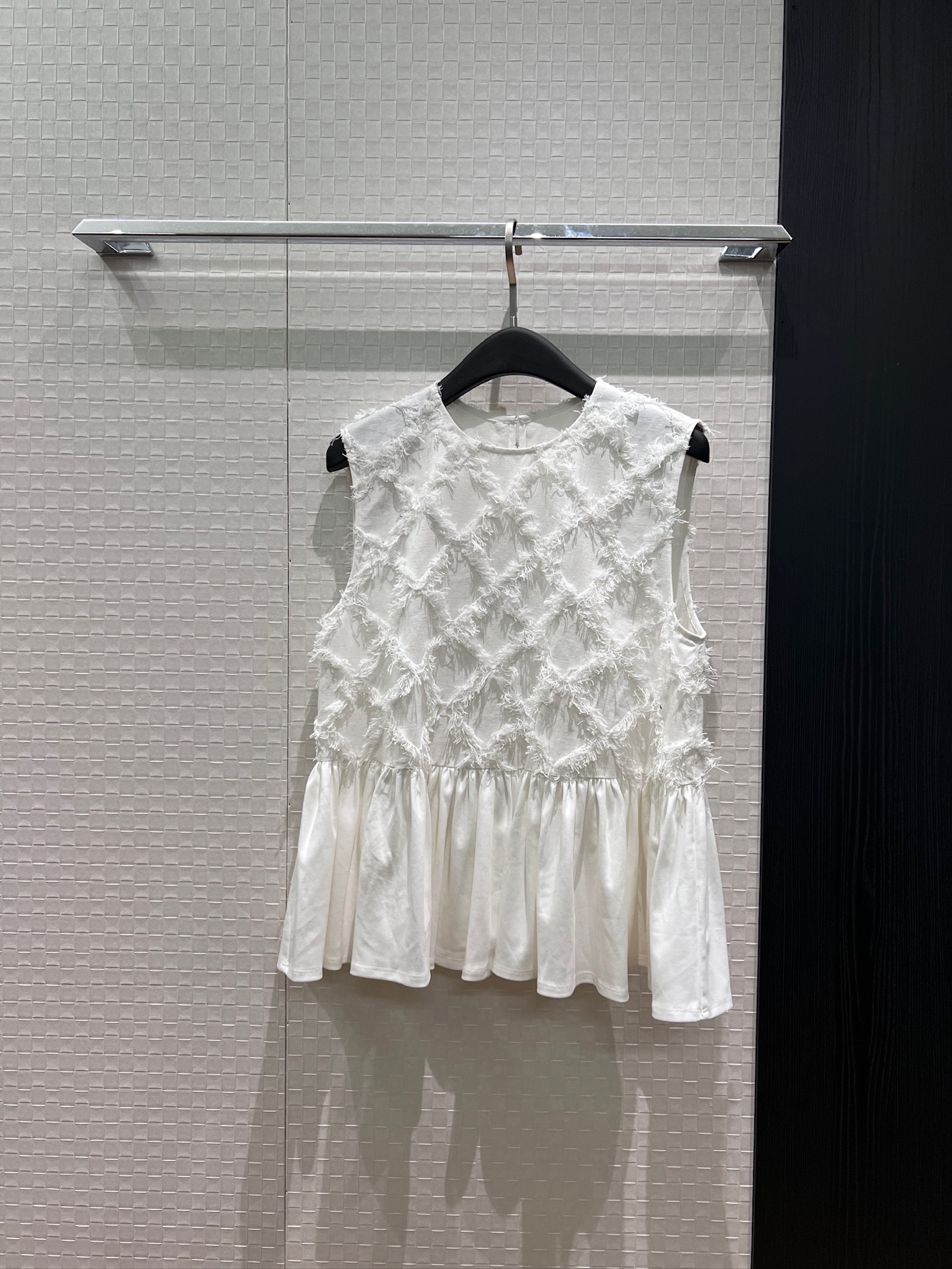 NO:872521,New rhombus tassel splicing ruffled sleeveless vest top A-line doll version with heavy craftsmanship design Simple and versatile Black and white must-have for age reduction SML,,19860909新款菱格流苏拼接荷叶边无袖背心上衣 A字娃娃版型重工艺设计 简单百搭 减龄必备黑色白色 SML,,,Women's clothing