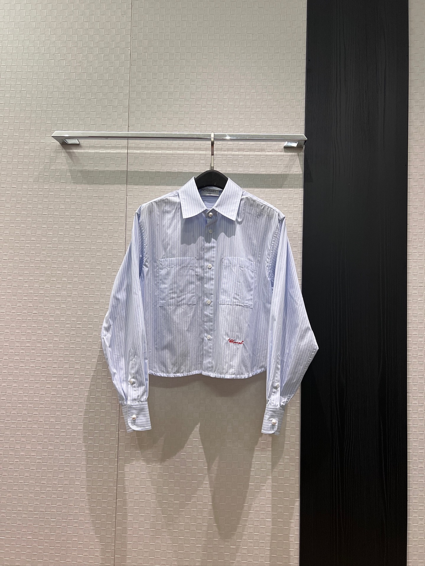 NO:872553,The same style as the new Jennie, short shirt with embroidered signature logo, irregular hem, classic chain decoration on the inside, double C pearl buckle, loose and casual, fashionable and age-reducing, striped blue/white SML,,19860909新款Jennie同款 刺绣签名logo短款衬衣不规则下摆内侧经典链条装饰 双C珍珠扣宽松休闲 时尚减龄 条纹蓝/白色 SML,,,Women's clothing
