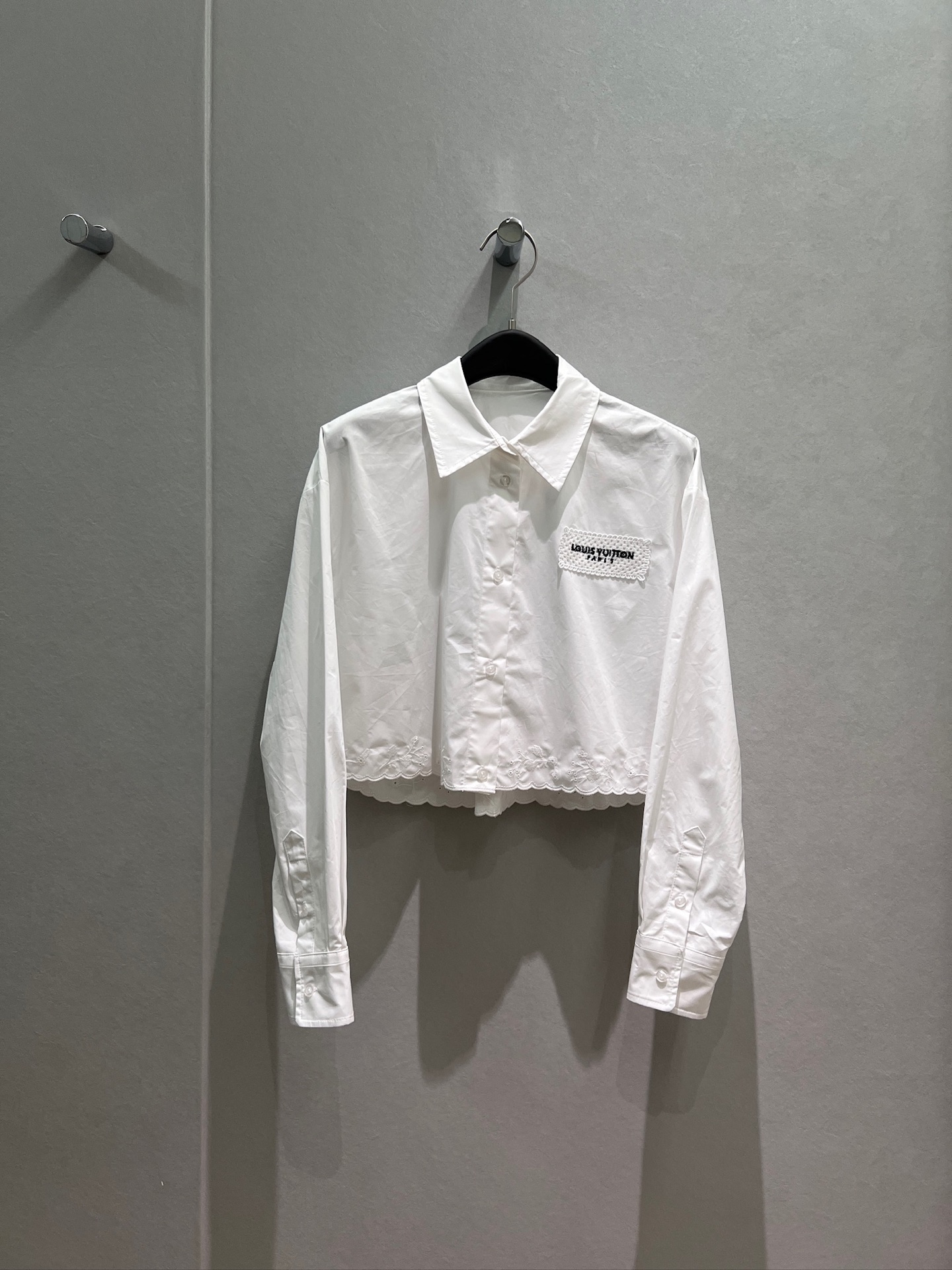 NO:872608,New Cheng Xiao same style embroidered logo lace badge decoration short shirt hem lace embroidery loose and casual essential for age reduction S-XL,,19860909新款程潇同款 刺绣logo花边徽章装饰短款衬衣下摆花边刺绣 宽松休闲 减龄必备S-XL,,,Women's clothing