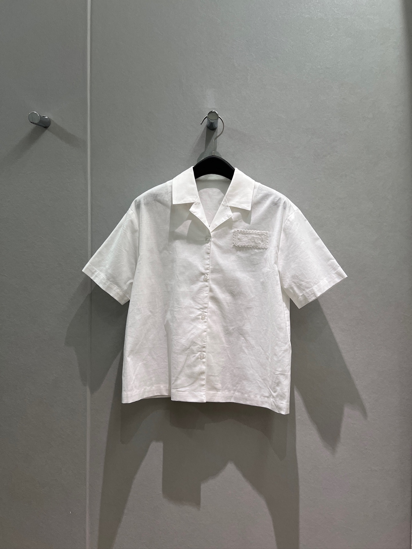 NO:872620,New style embroidered logo lace badge decorated short-sleeved shirt, loose and casual, must-have S-XL, T-shirt for age reduction,19860909新款刺绣logo花边徽章装饰短袖衬衣宽松休闲 减龄必备S-XL,,T-shirt,,Women's clothing